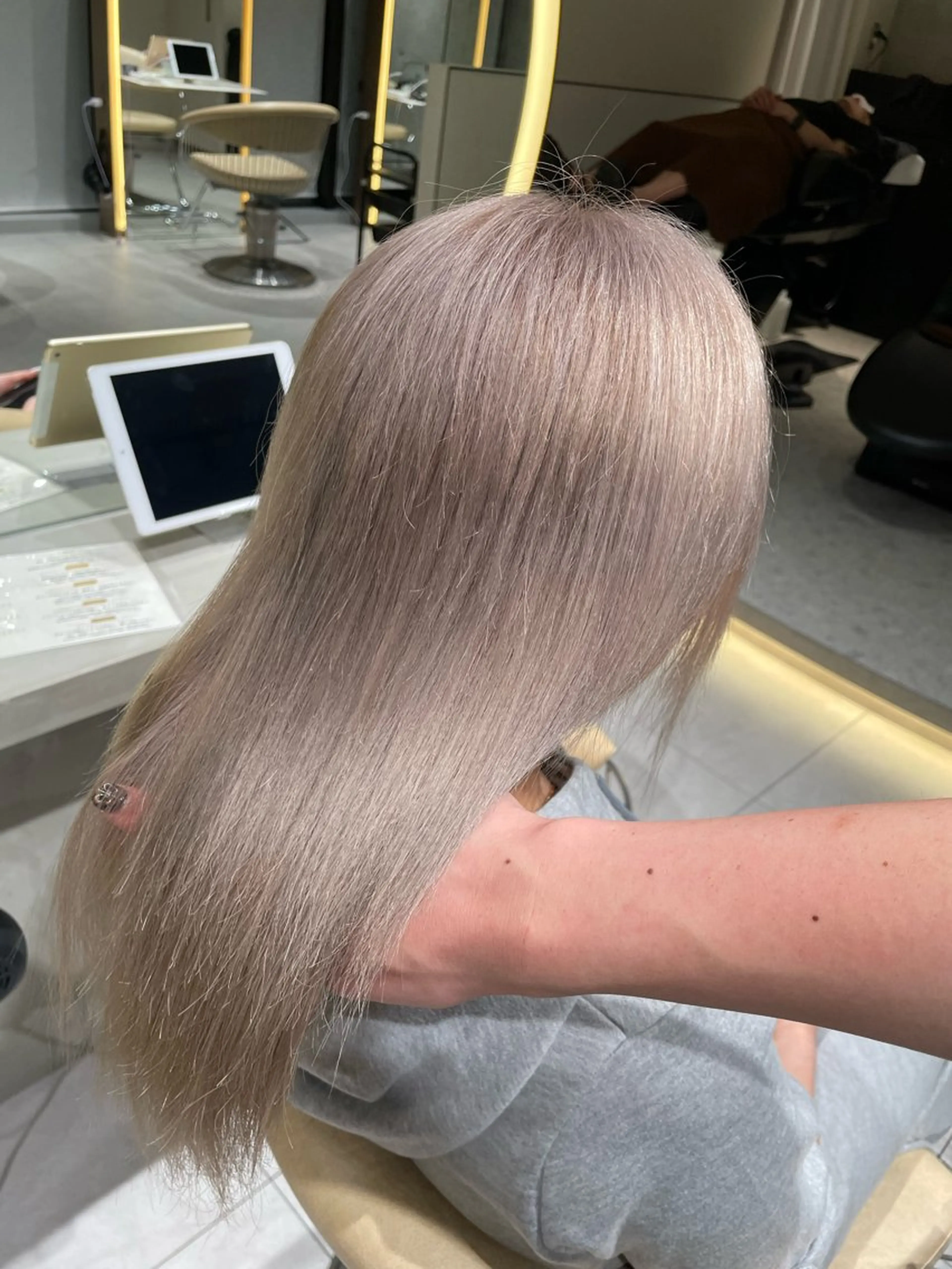 ミディアム ヘアカラー shion 透明感カラーのヘアスタイル