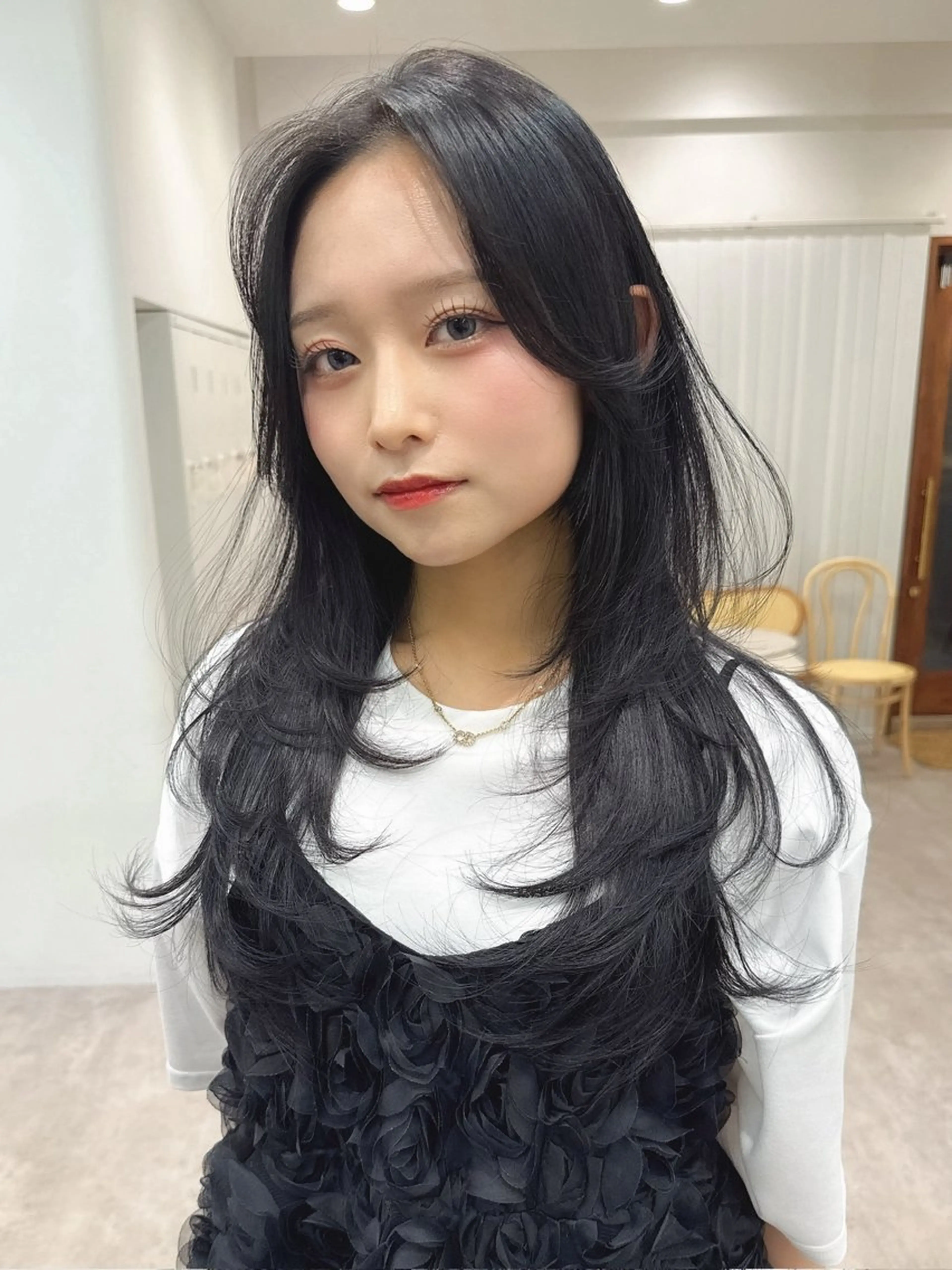 セミロング カラー ヘアアレンジ ブリーチ ダブルカラー イヤリングカラー イルミナカラー ブリーチなしカラー カット 立川レイヤー 透明感カラーaoiのヘアスタイル
