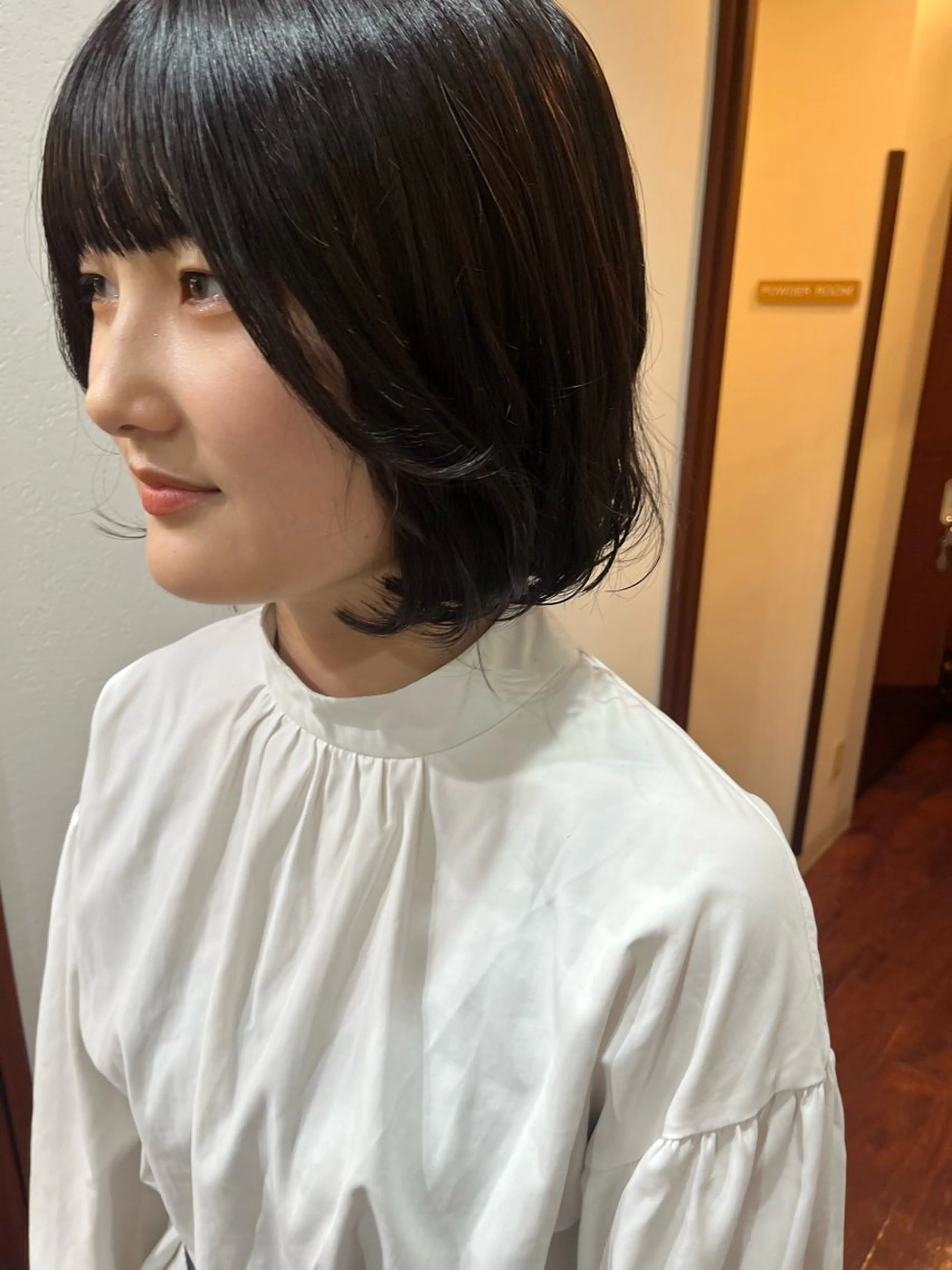 ショート ボブ 外ハネヘア yura /レイヤーカットのヘアスタイル