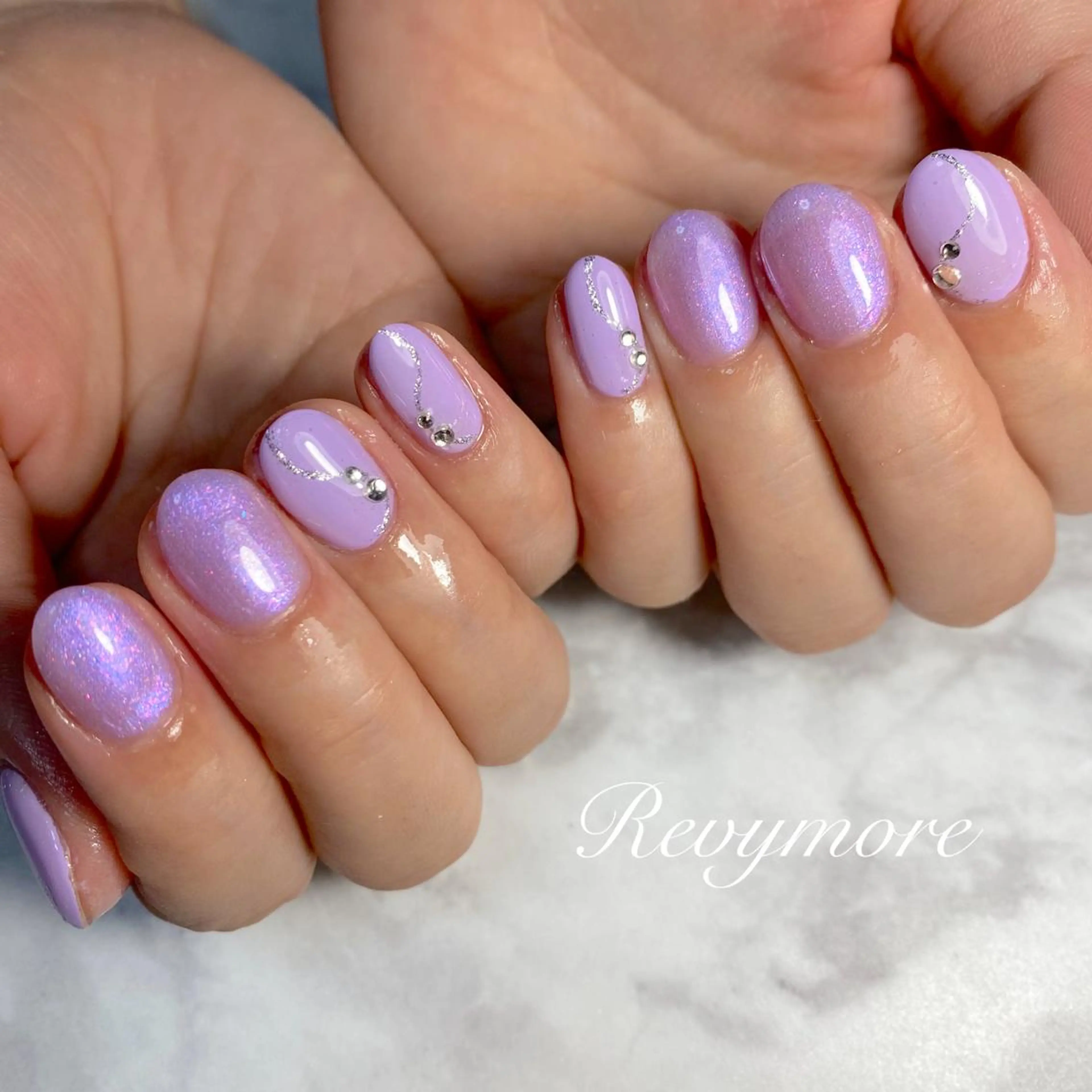 ミディアム ネイル パープルカラー 韓国風ヘア ジェルネイル キラキラネイル 韓国ネイル nail salon Revymoreのネイルデザイン