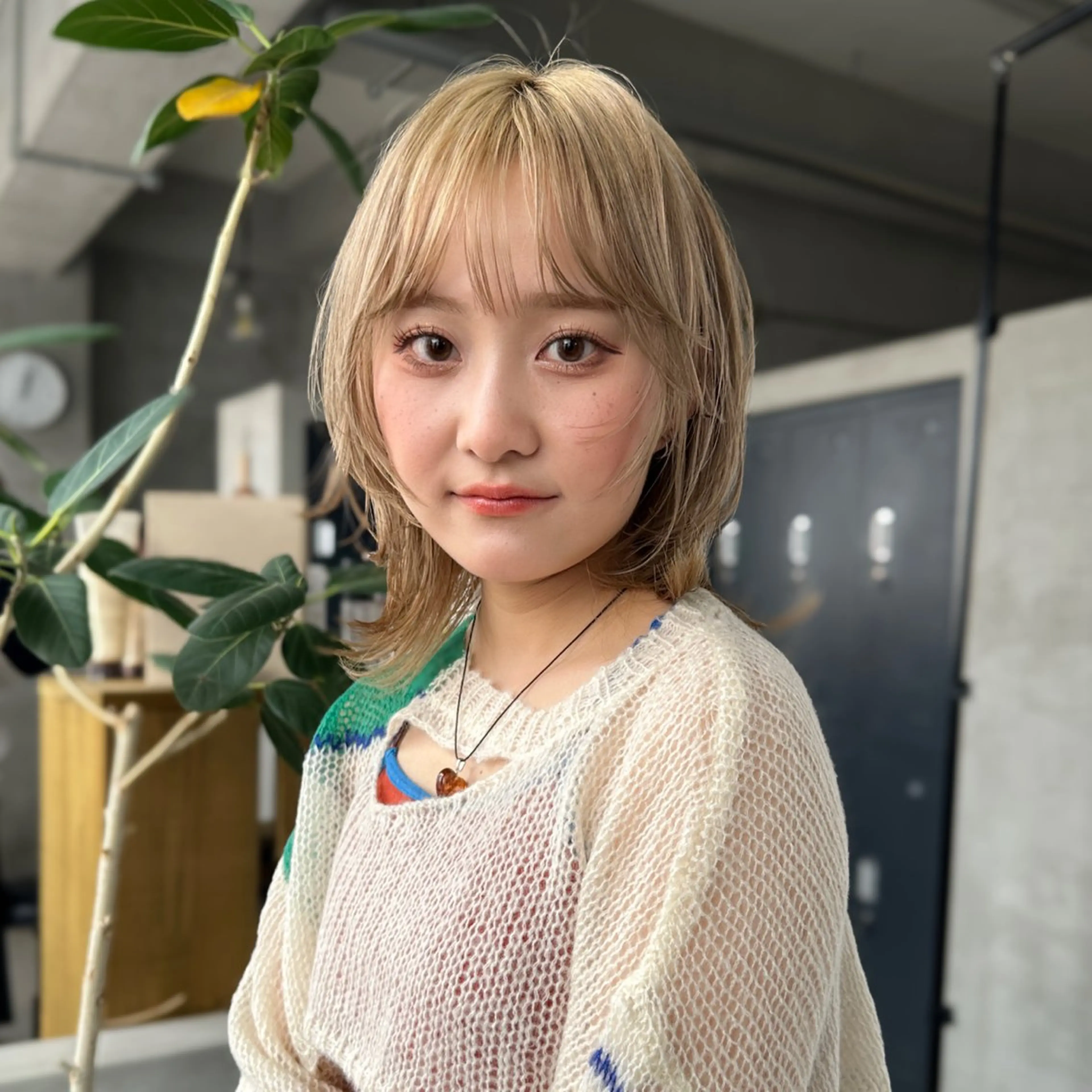 ミディアム カラー ブリーチ ブロンド ケアブリーチ レイヤーカット カット ヘアカラー teto hair ayameのヘアスタイル