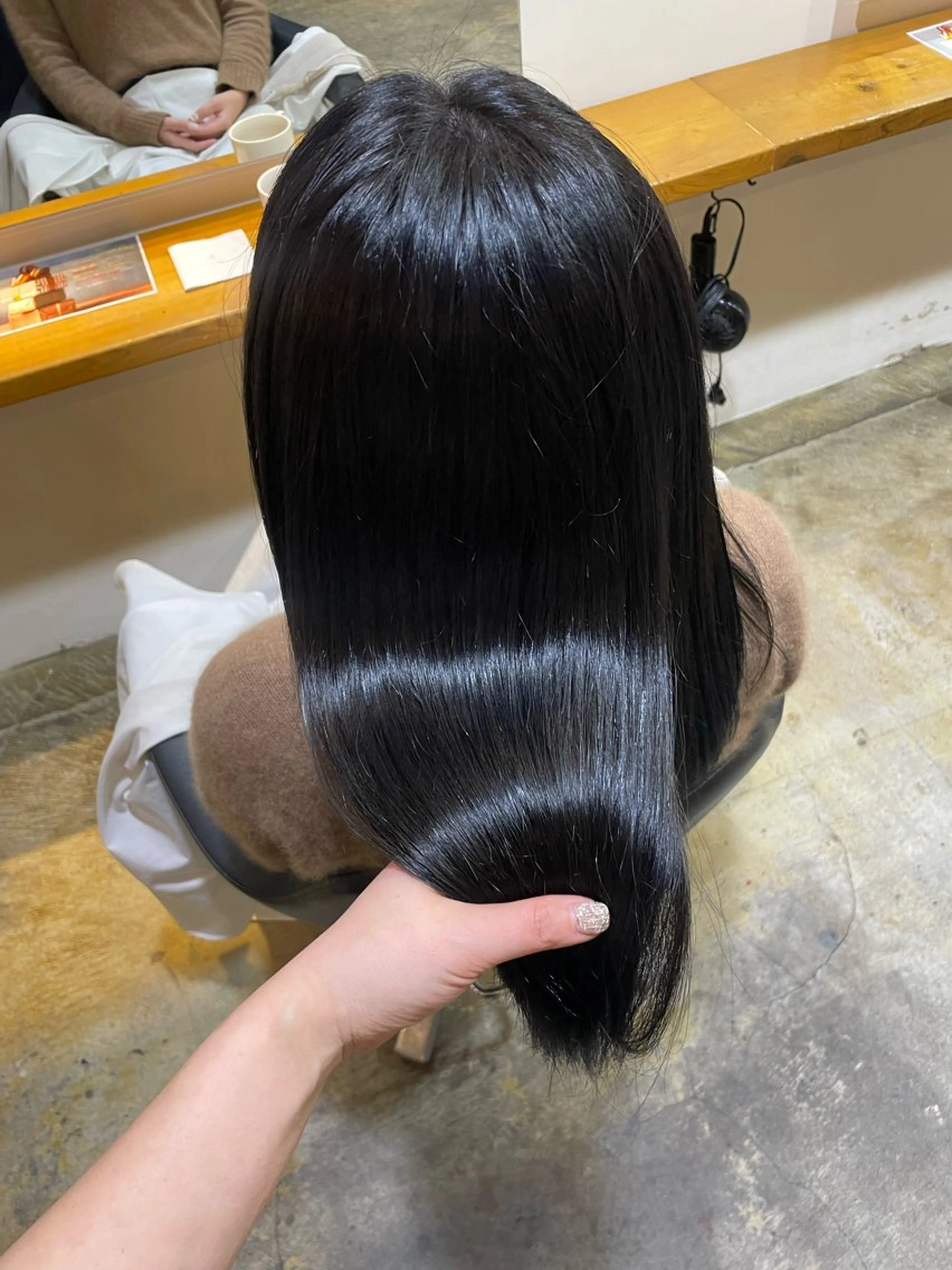 ミディアム カラー 黒髪 ブルーカラー ブルーブラック MIOベージュカラー 柔らかいカラーのヘアスタイル