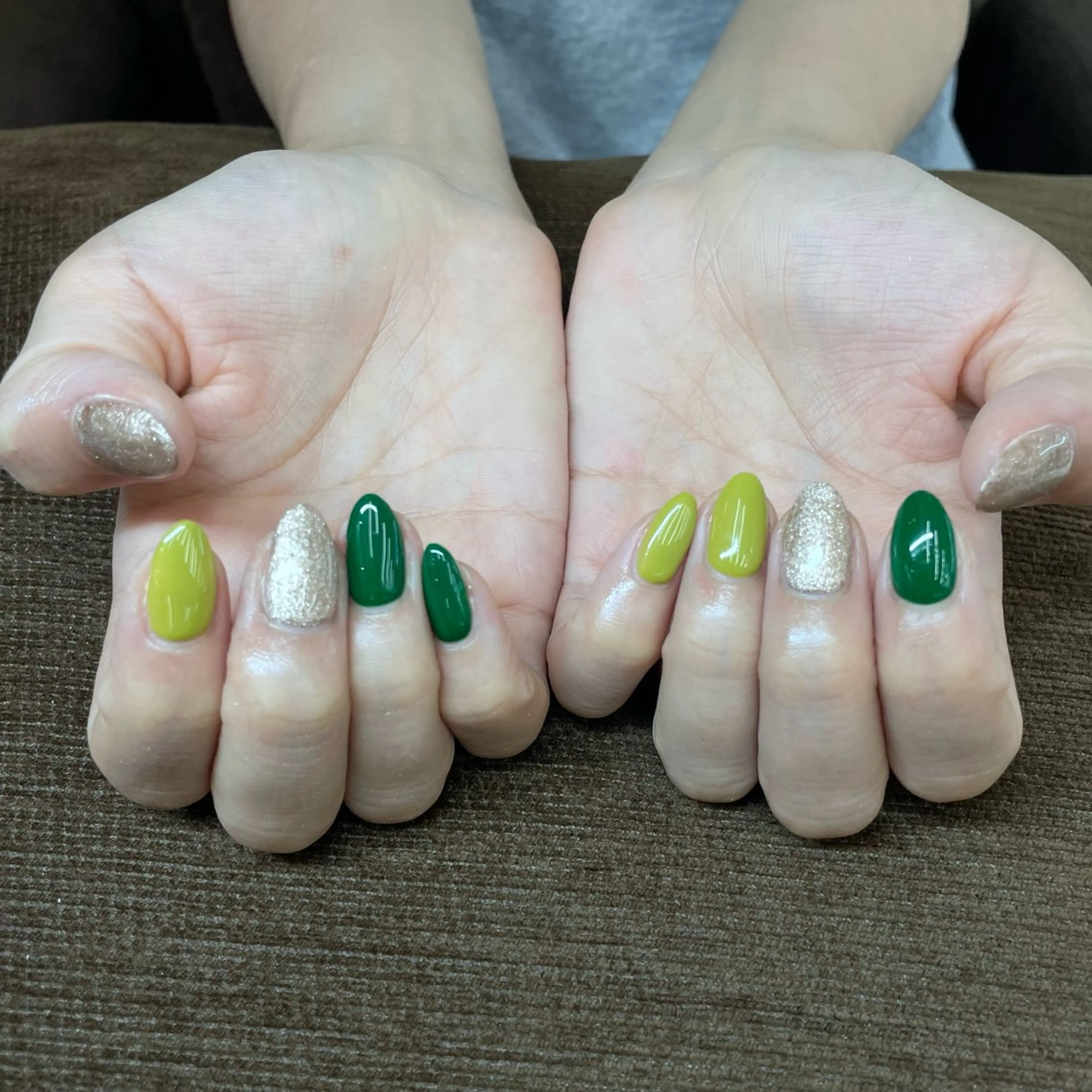 ネイル ブラウン グリーン ラメ(グリッター) ワンカラーネイル MAXKELLY EMIのネイルデザイン