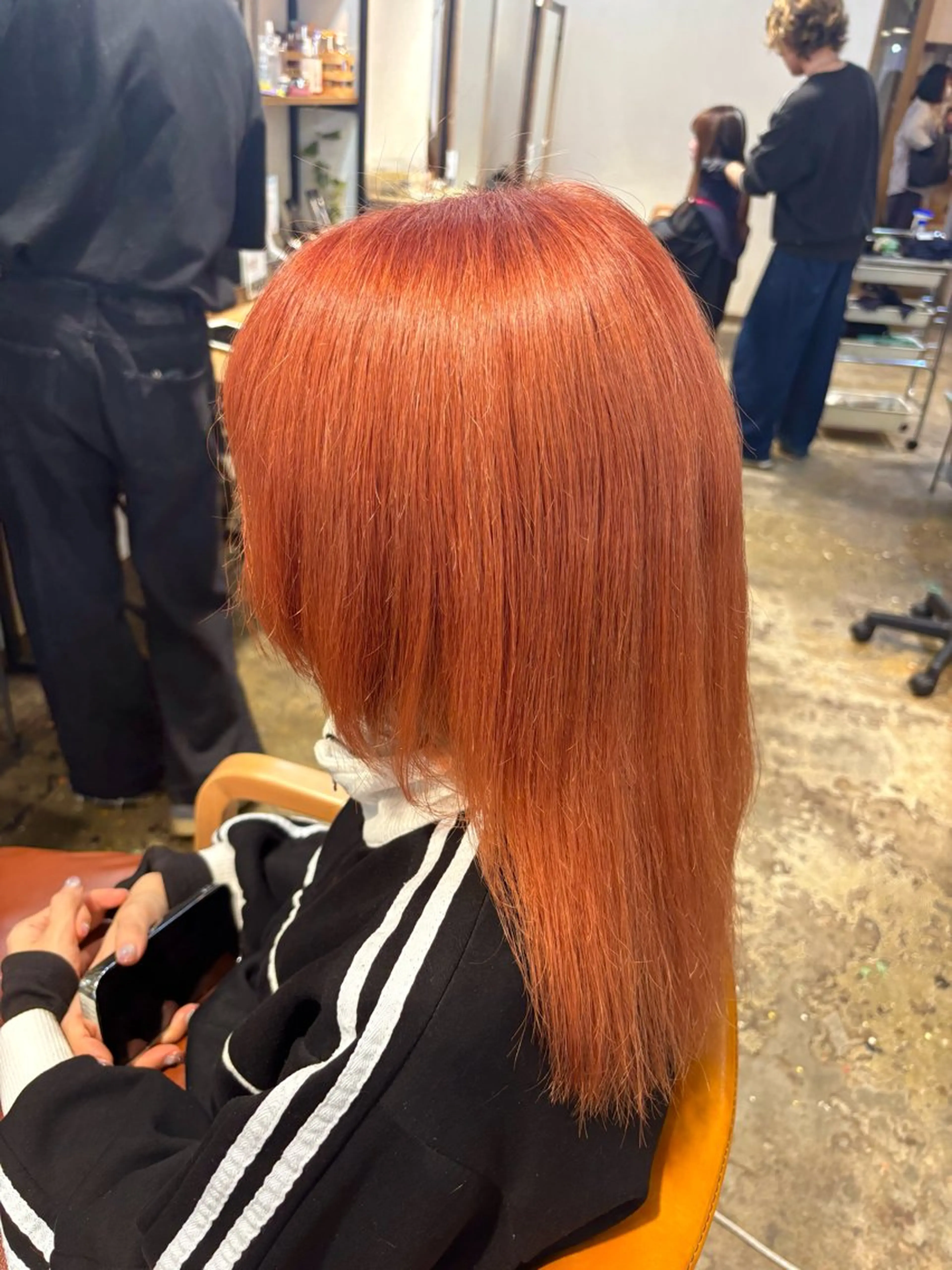 セミロング カラー ブリーチ オレンジ カット ヘアカラー トリートメント 透明感/暖色カラー くるみのヘアスタイル