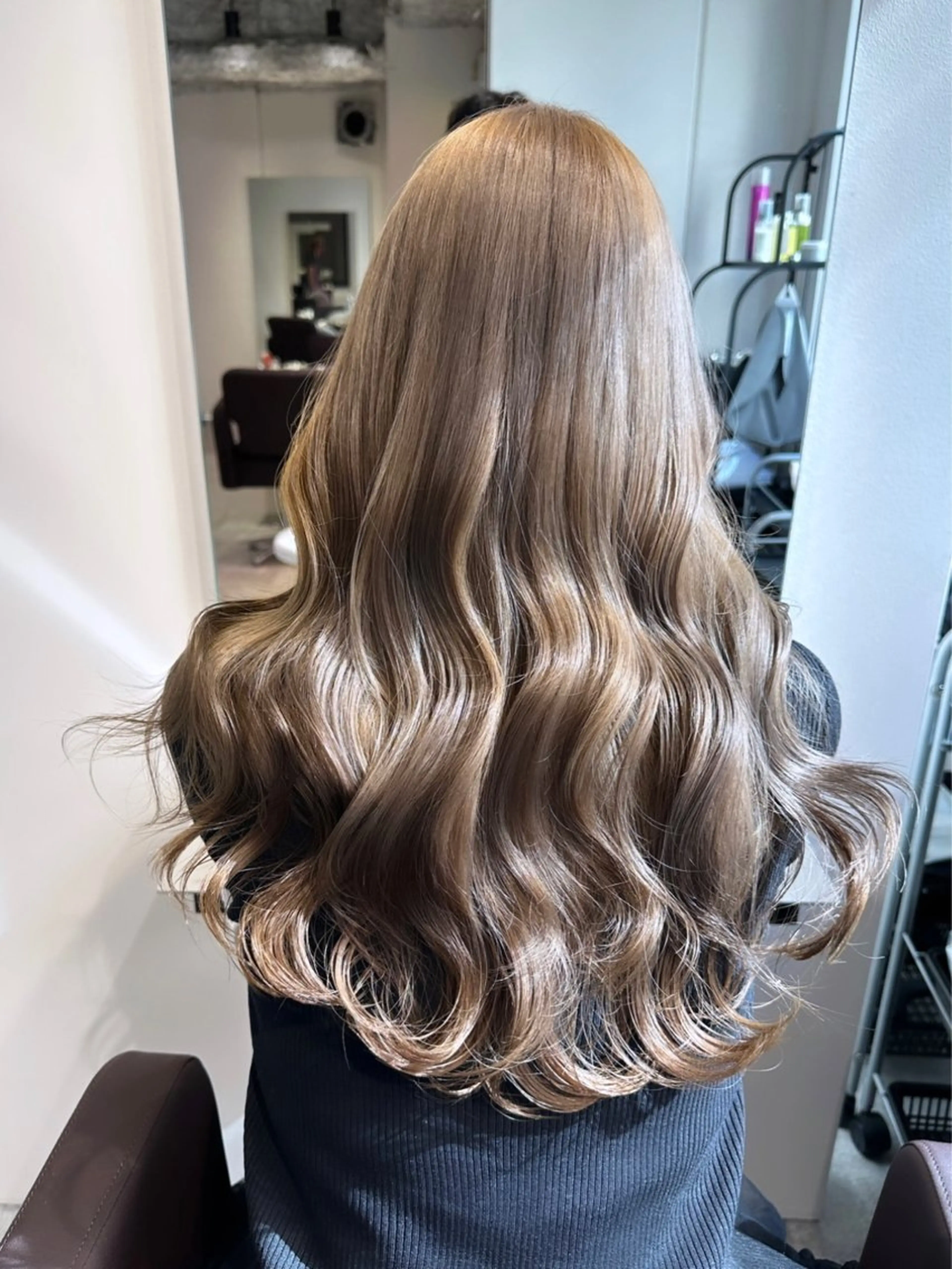 ロング カラー ヘアアレンジ ベージュカラー ブリーチ イヤリングカラー ハイトーンカラー ミルクティーベージュ ヘアカラー トリートメント 髪質改善/レイヤー 縮毛矯正/ケラチン耀のヘアスタイル