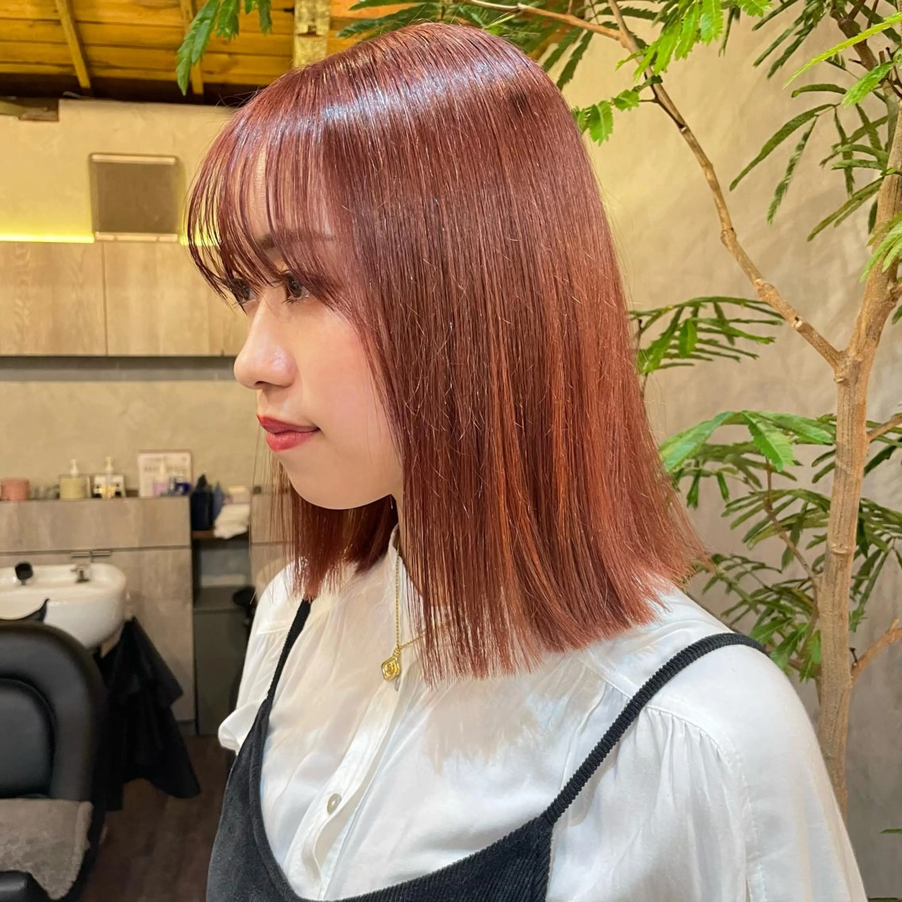 ミディアム カラー 切りっぱなしボブ ベージュカラー ブリーチ ハイトーンカラー ピンクカラー 顔周りカット× 髪質改善【リョウ】のヘアスタイル