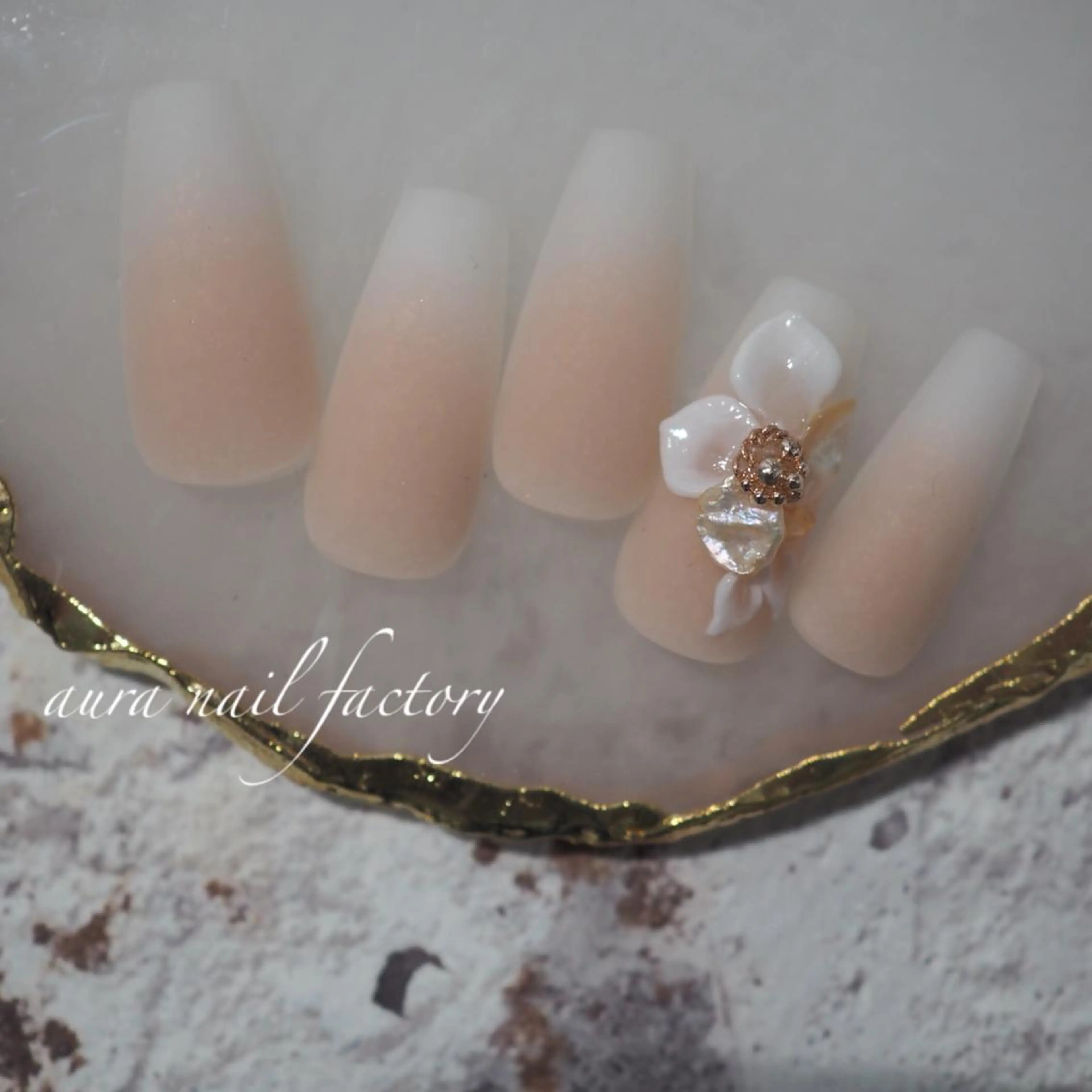 ミディアム カラー ネイル 赤色 赤羽 aura 深爪を断らない✨のネイルデザイン