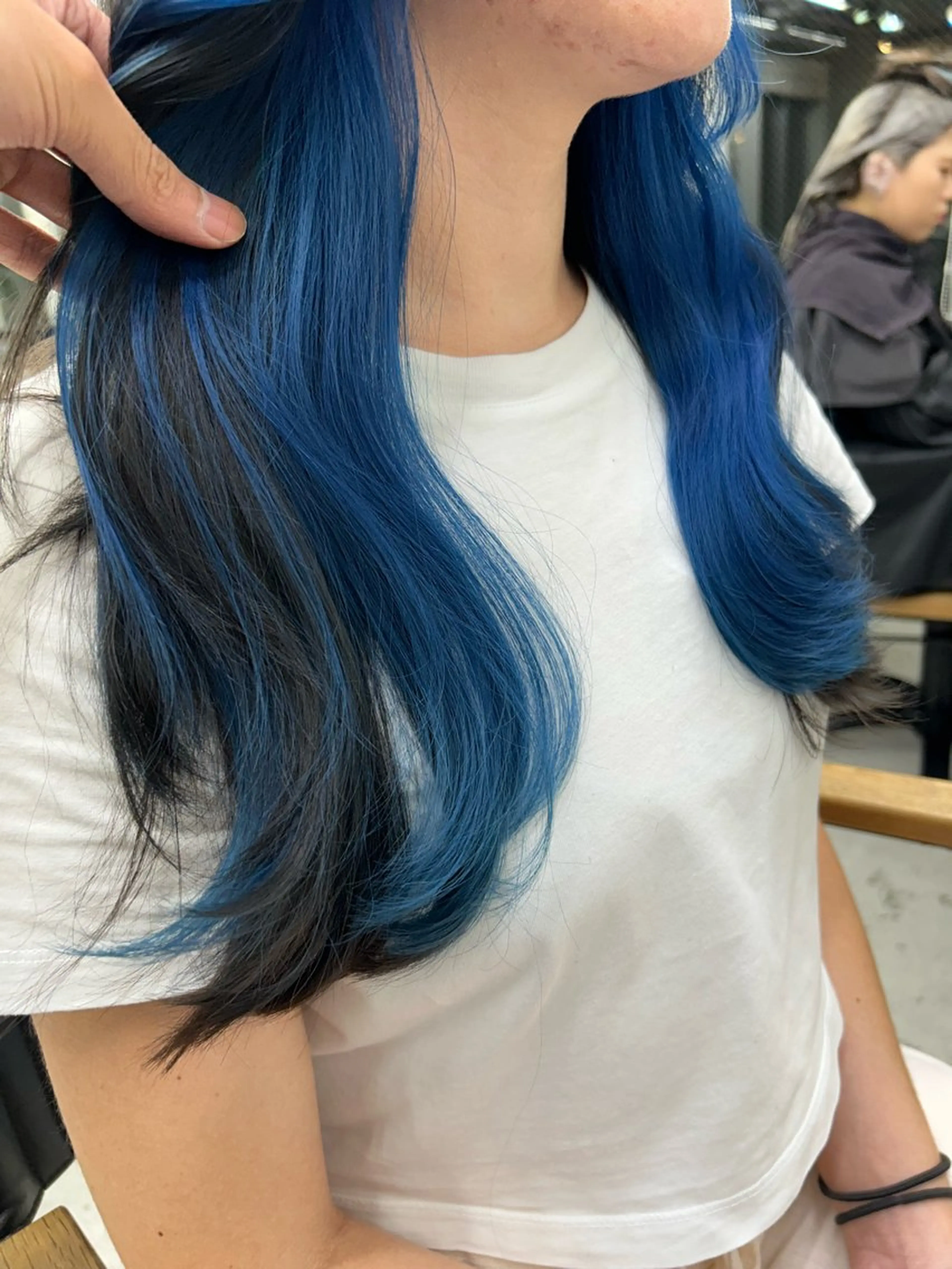 セミロング カラー ブルーカラー イヤリングカラー インナーカラー ネイビーカラー トリートメント ヘアカラー トリートメント ヘアセット RYOSUKE ハイトーンのヘアスタイル
