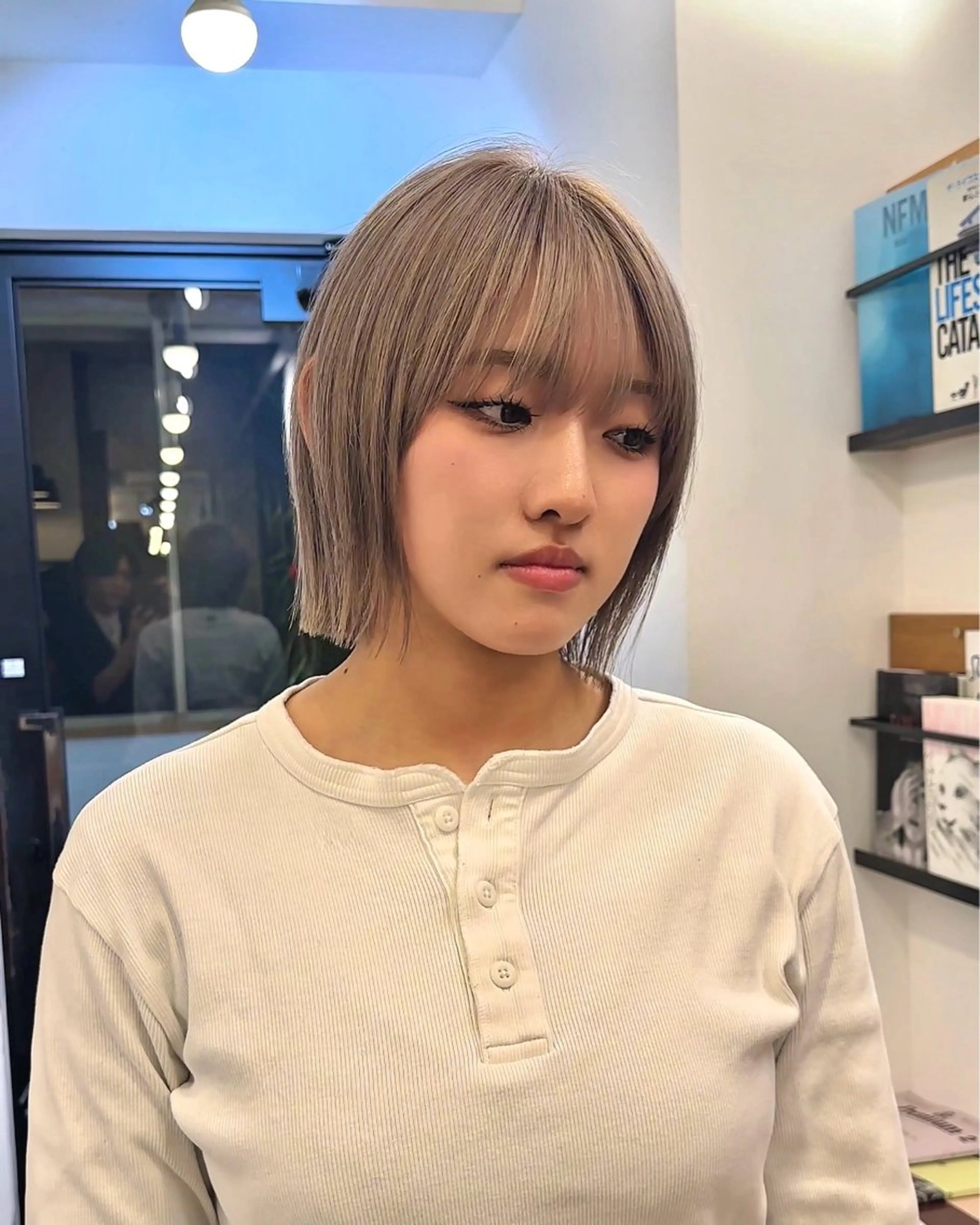 ショート カラー 切りっぱなしボブ ハイトーンカラー ボブ カット ヘアカラー トリートメント 似合わせボブ/ ハイトーン/すずきのヘアスタイル