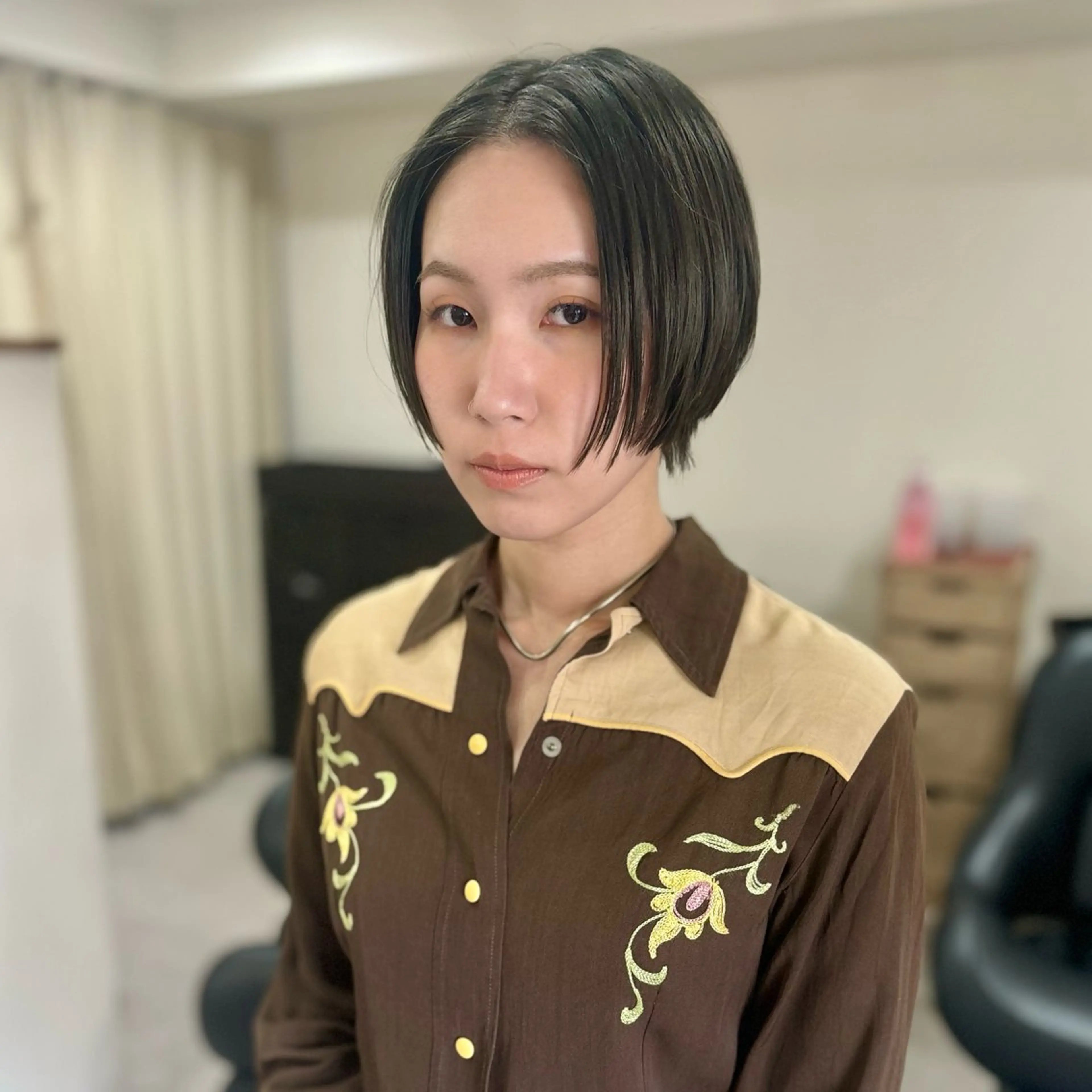 ショート カラー ショートボブ グレージュ オリーブグレージュ オリーブグレー ボブ 大阪ヴィーガンサロン KANAKOのヘアスタイル