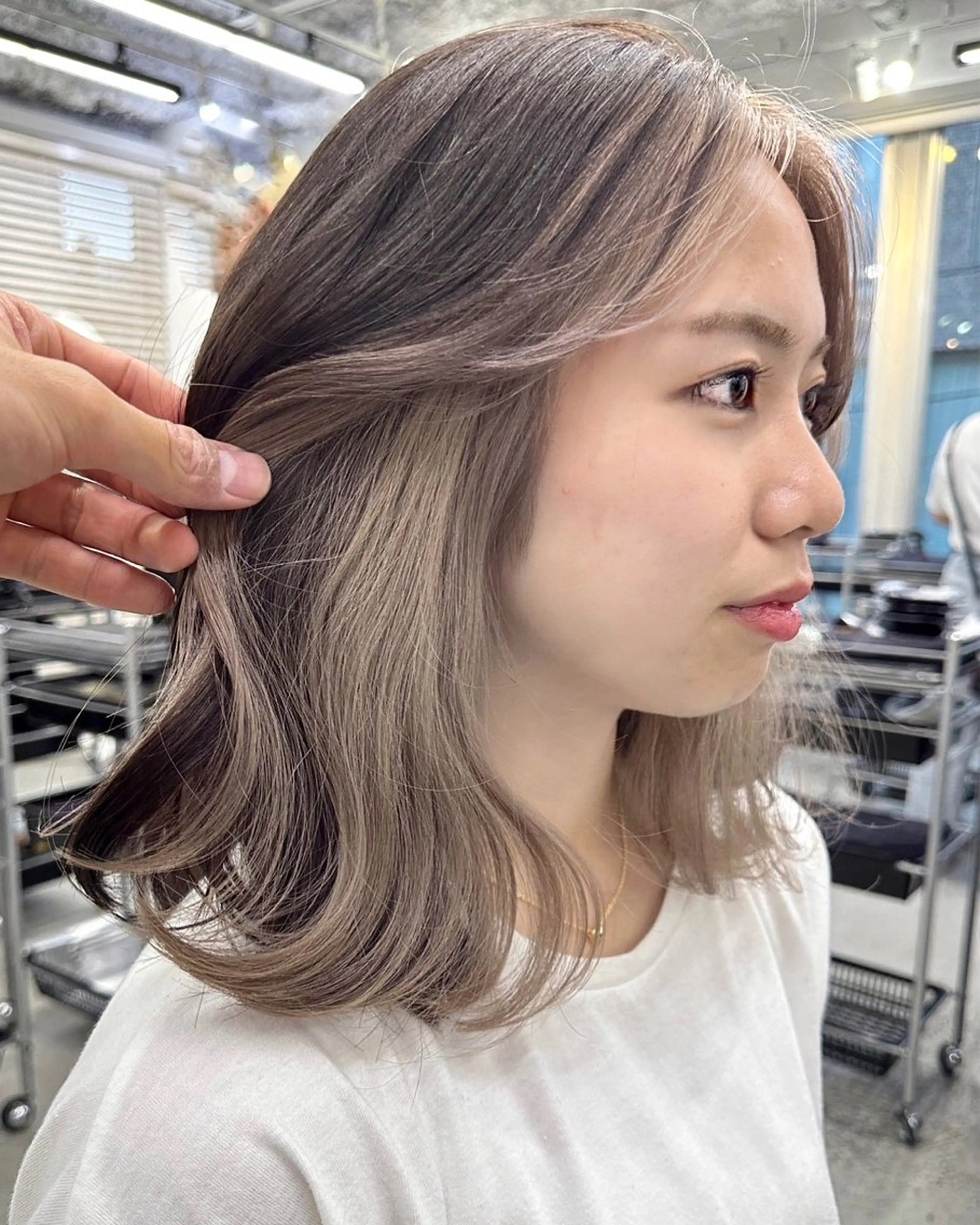 ミディアム カラー ベージュカラー ブリーチ イヤリングカラー インナーカラー ホワイトベージュ RYOSUKE ハイトーンのヘアスタイル