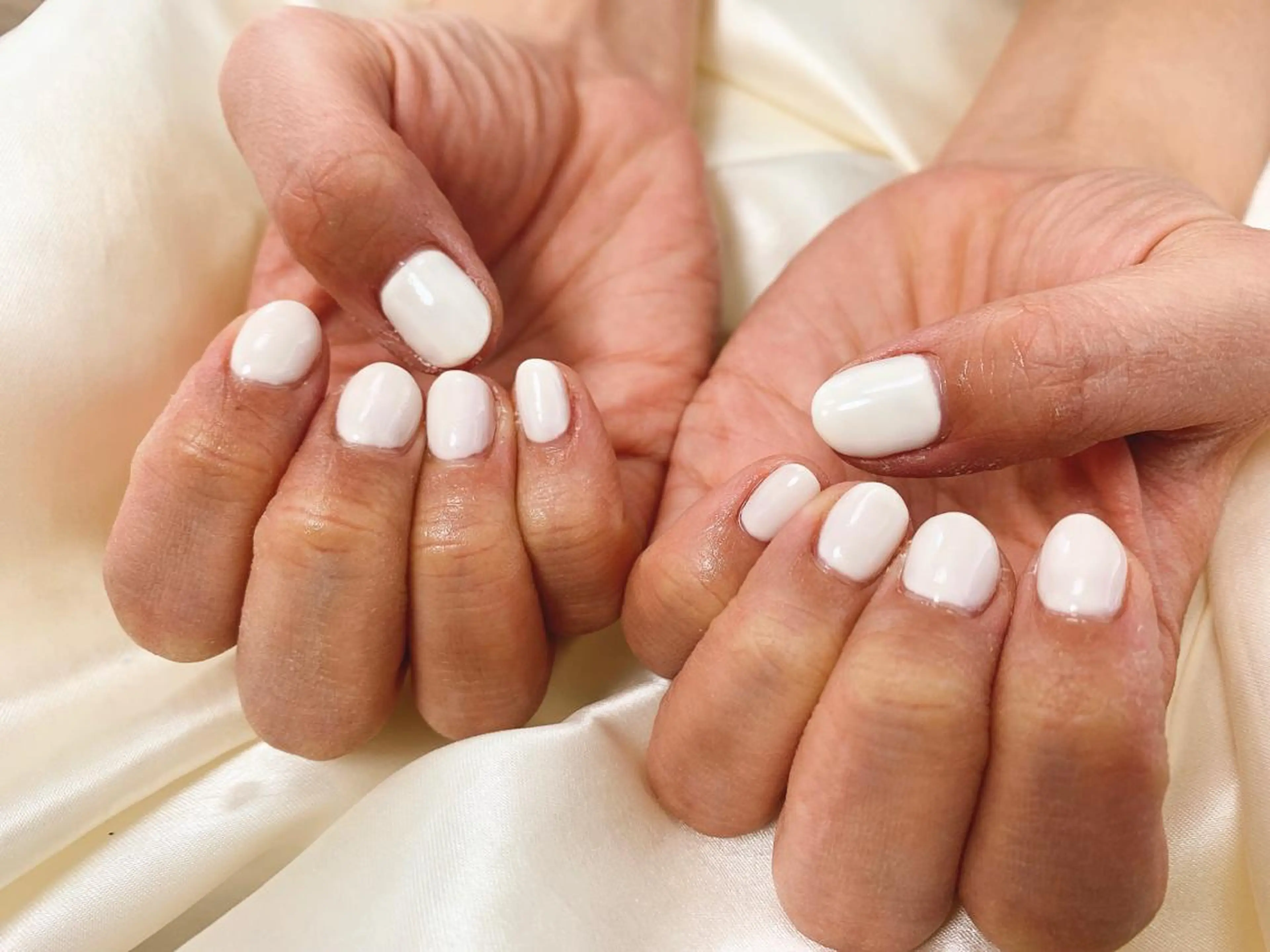 ネイル ホワイト ハンドネイル mogunail &blowのネイルデザイン