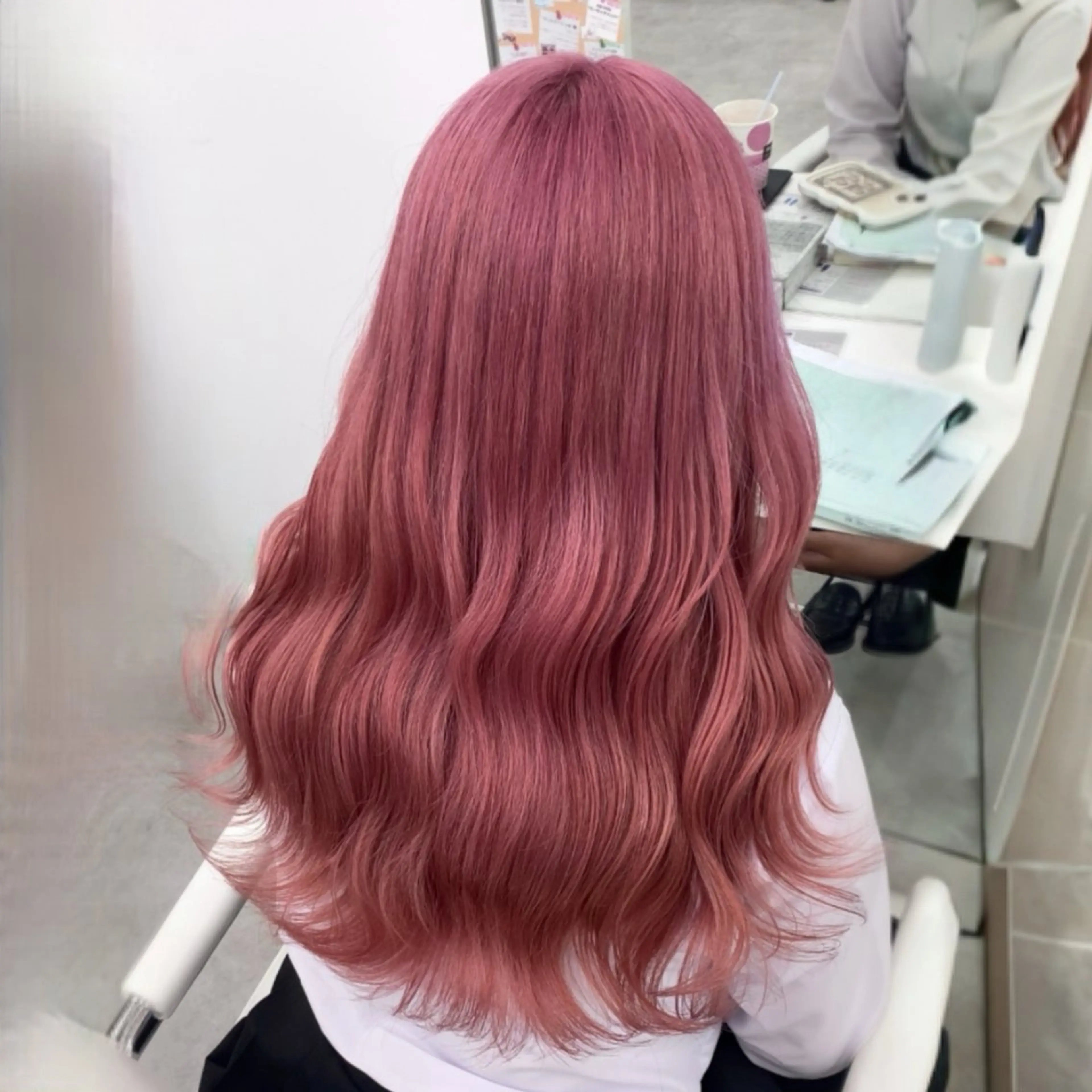 ロング カラー ブリーチ ピンクカラー ヘアカラー 🇰🇷韓国ヘア🎀 レイヤー🤍MOEのヘアスタイル