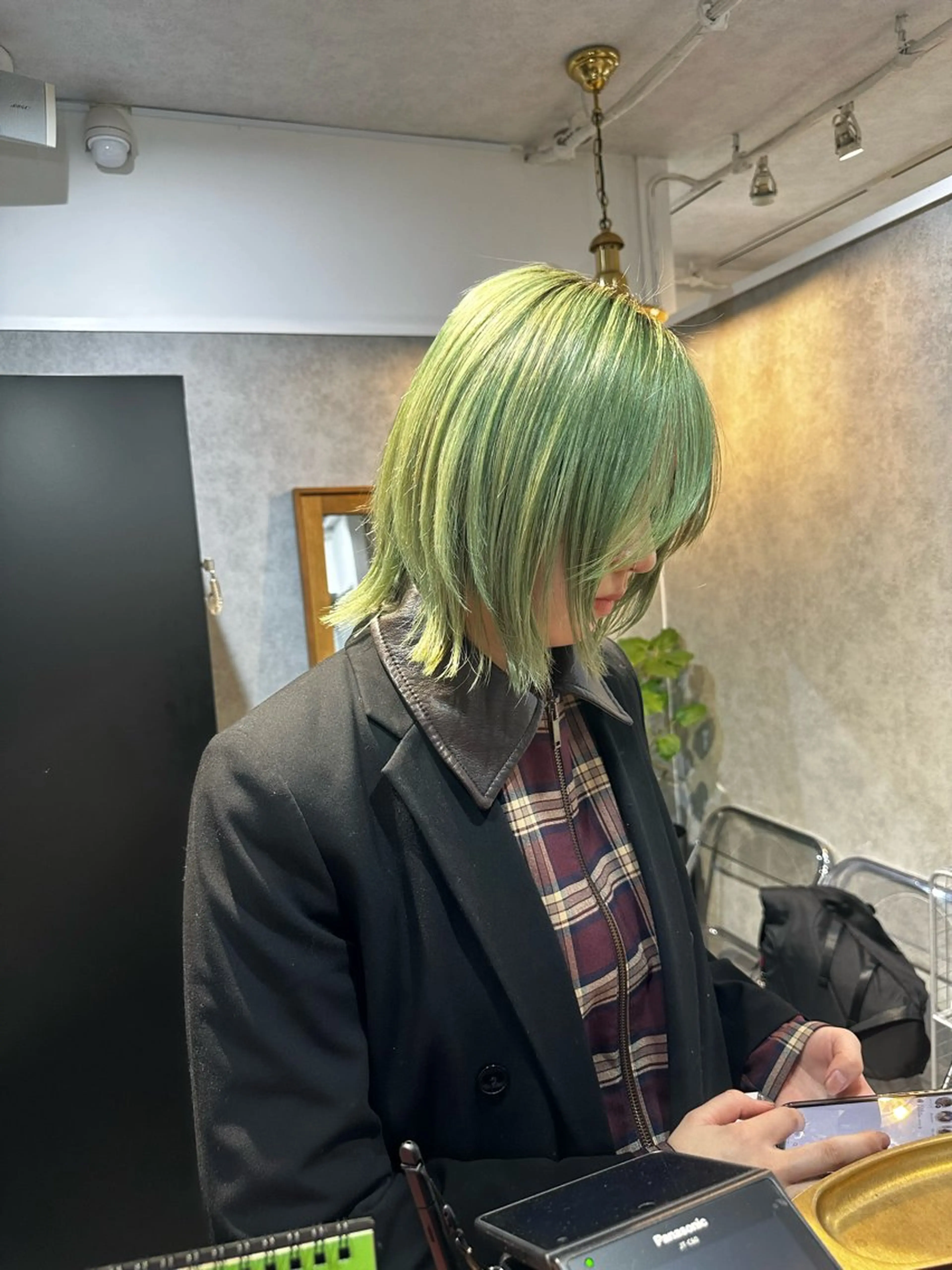 ミディアム カラー ヘアアレンジ タイトボブ個性派カラ ーAKANEのヘアスタイル