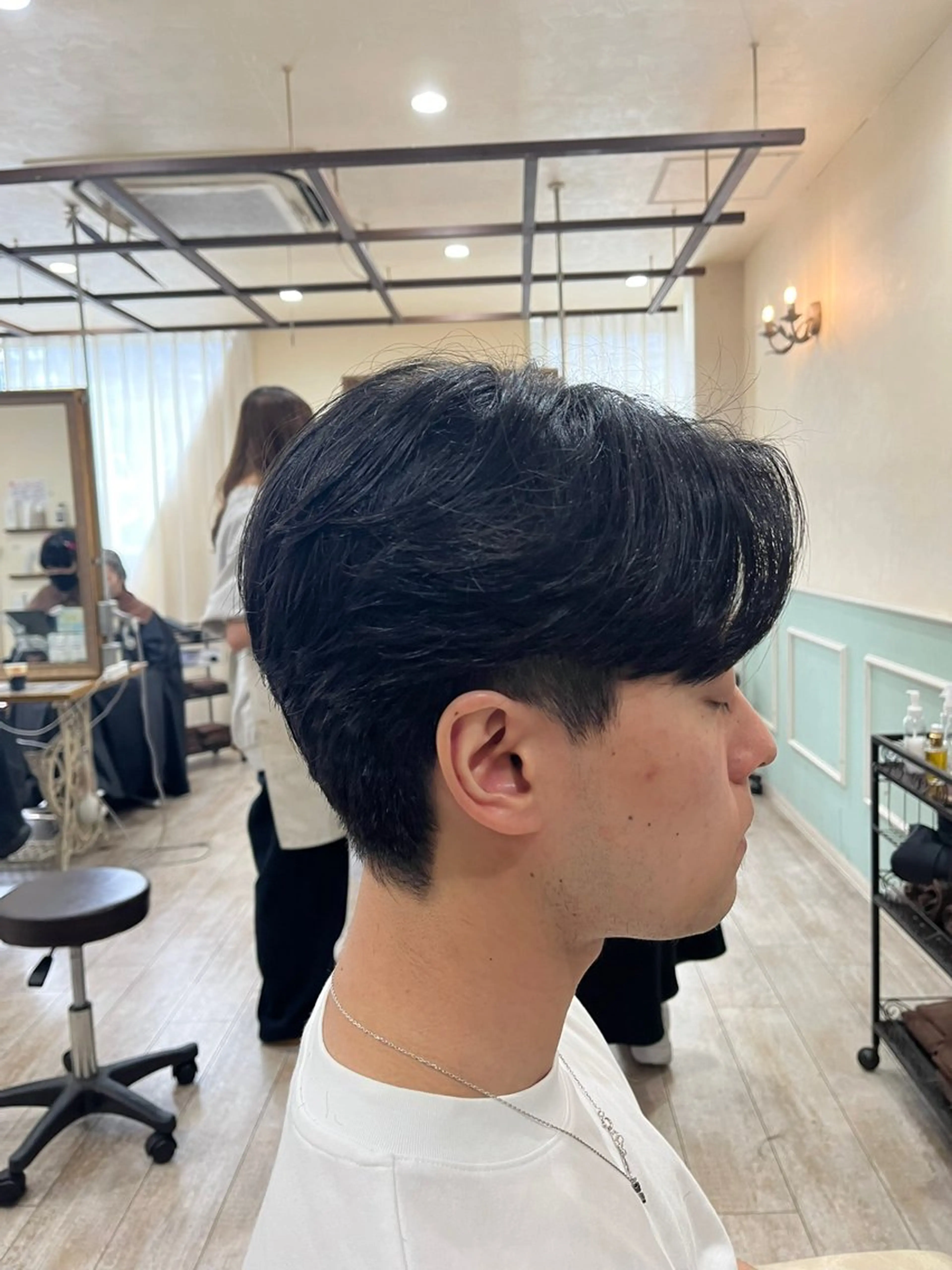 メンズ センターパート ショートボブモデル縮 毛艶髪津田パーマのヘアスタイル