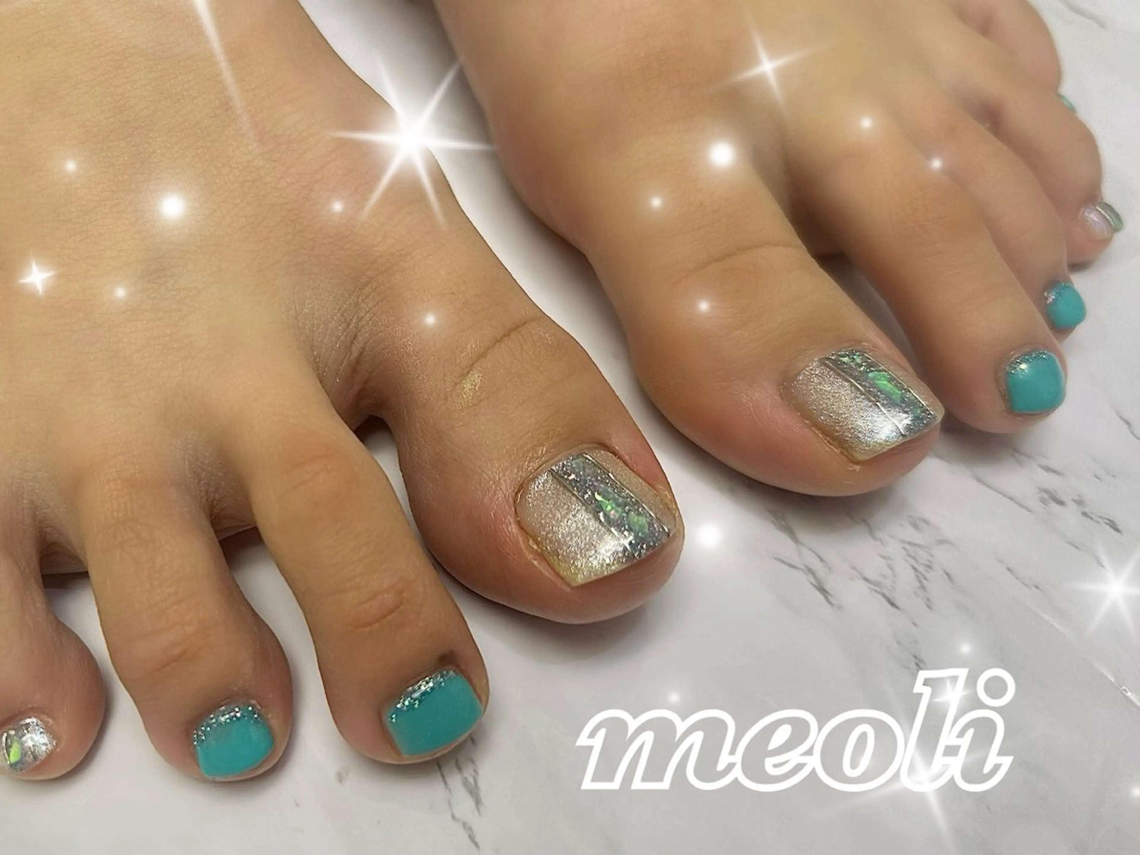 ネイル アートネイル ブルー フラッシュネイル フットネイル ラメ(グリッター) フットネイル nail salon meoli　アヤのネイルデザイン