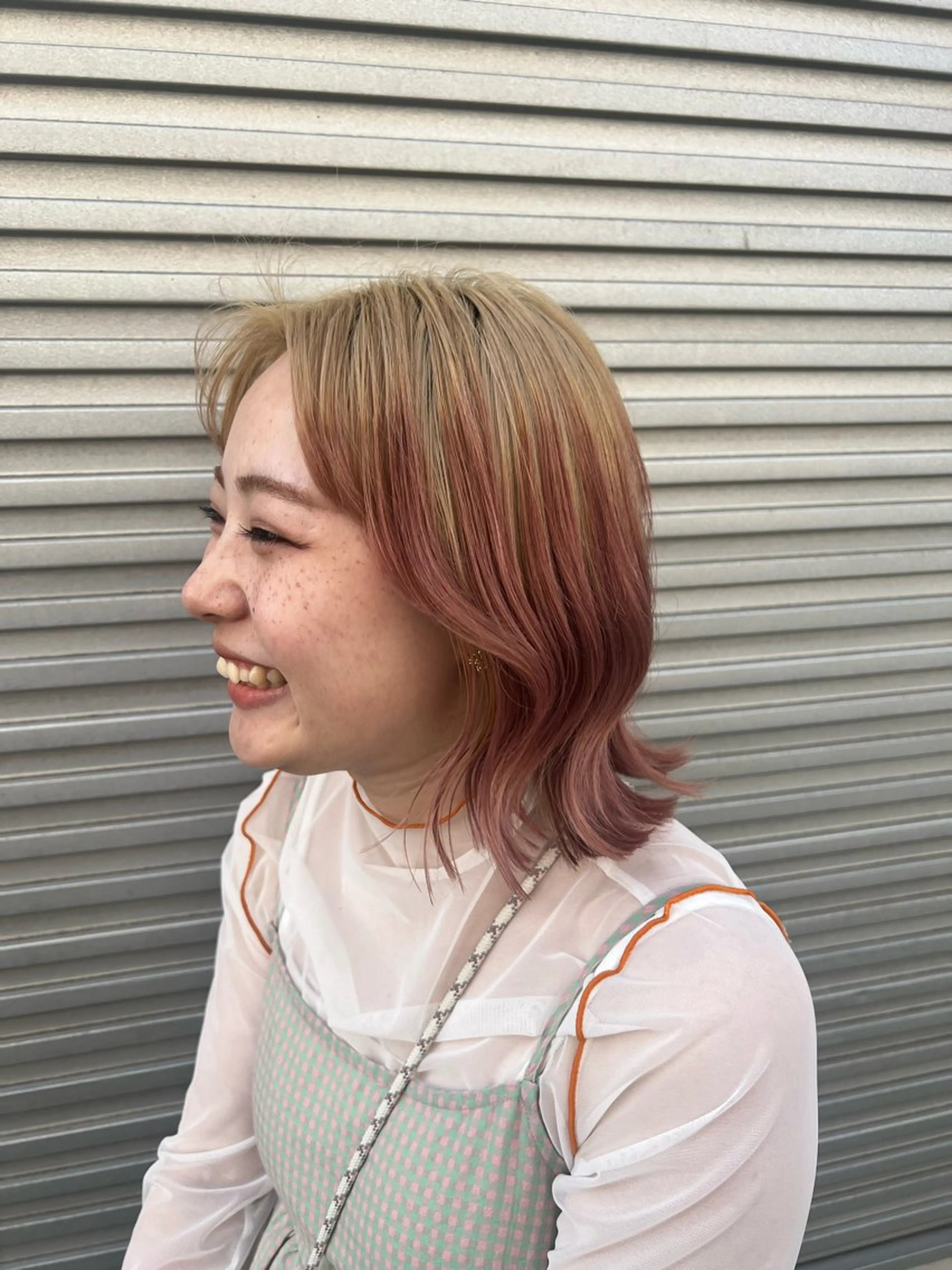 カラー momb 折戸結菜のヘアスタイル