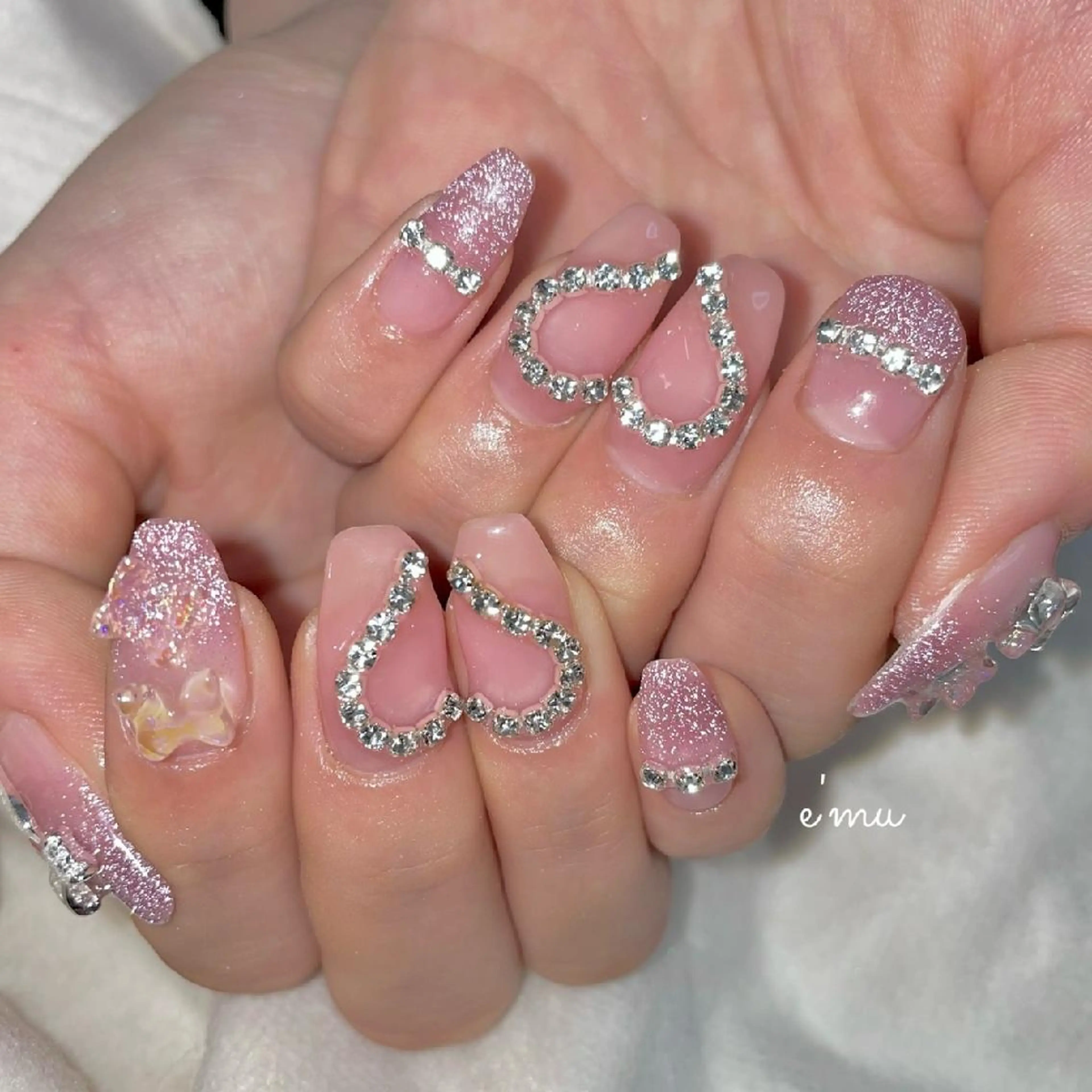 ネイル フラッシュネイル ハート キラキラネイル 韓国ネイル ワンホンネイル nail salon e'mu💐のネイルデザイン