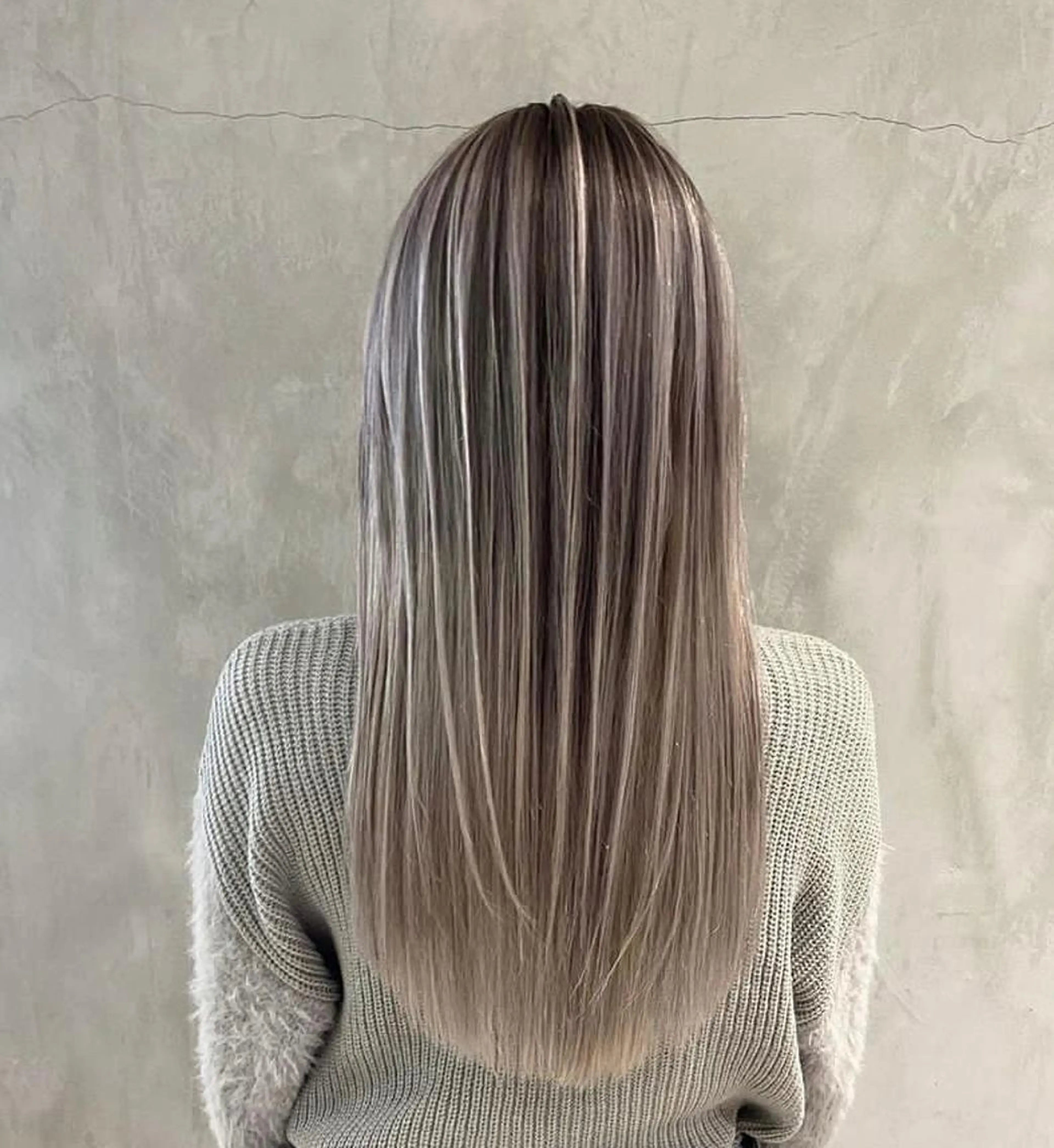 ロング 黒染め落とし ムラ修正　ハイトーンのヘアスタイル