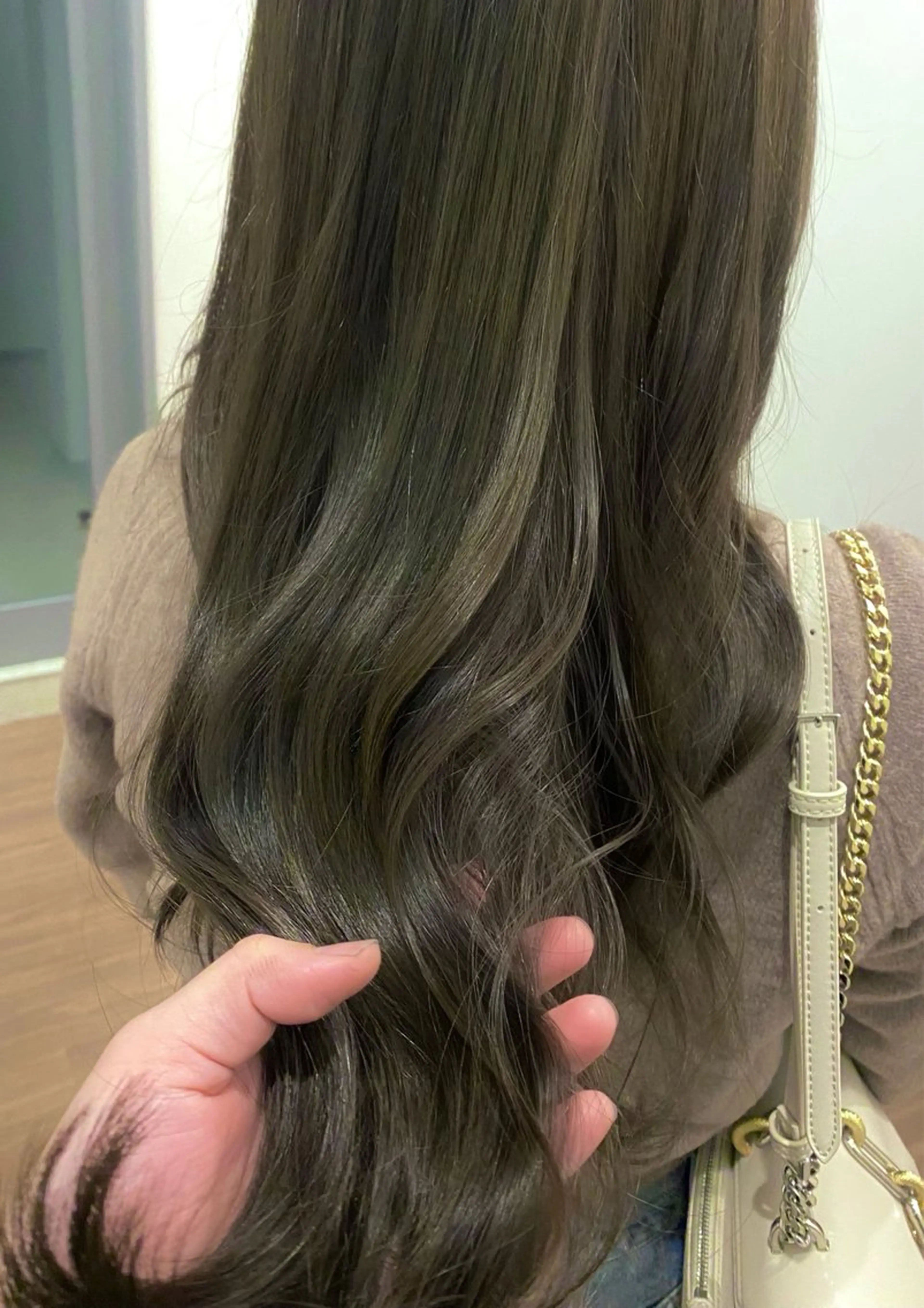 ロング カラー オリーブグレー 艶髪🌟髪質改善✨ Zinaヤマダ チサのヘアスタイル