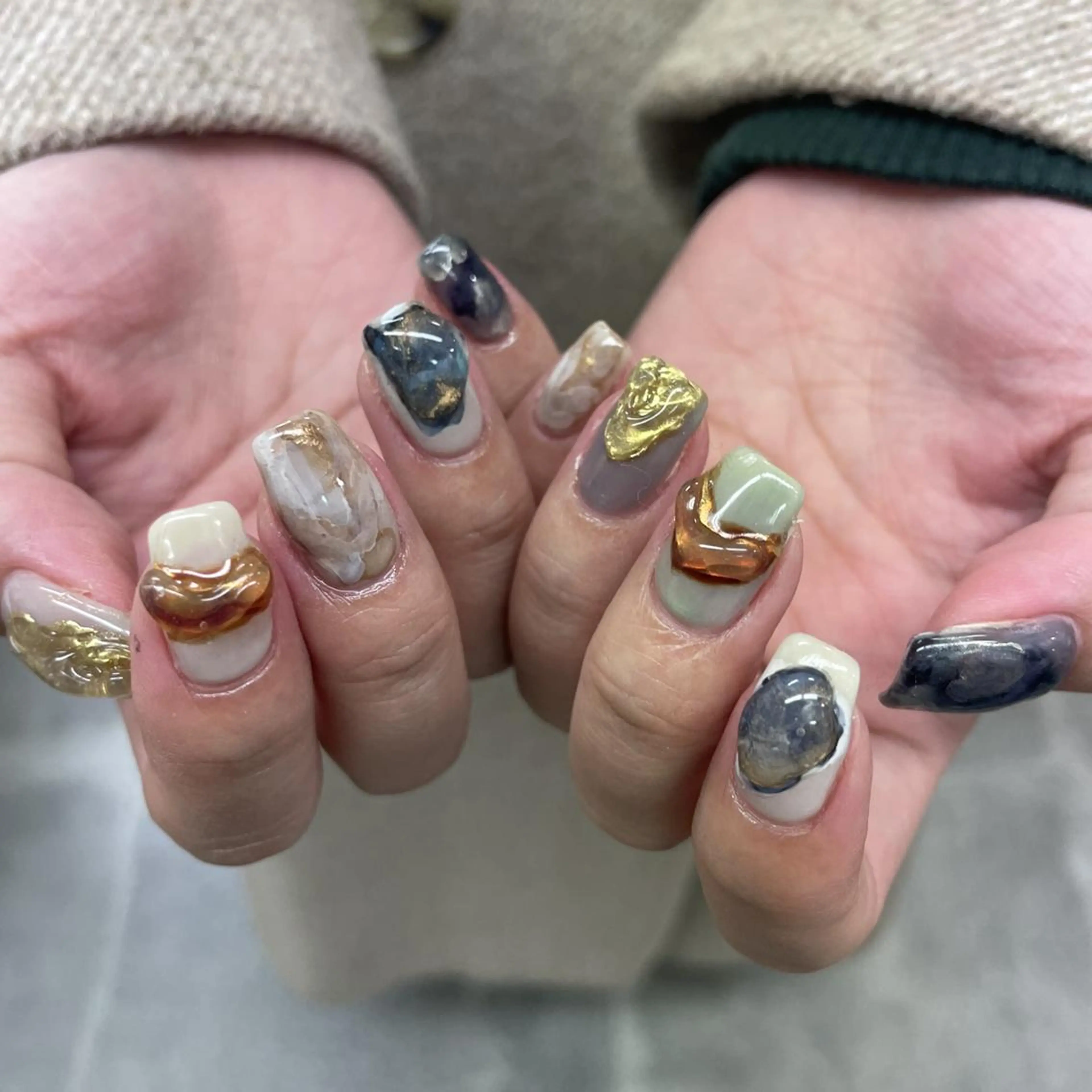 ネイル アートネイル べっ甲ネイル ジェルネイル グリーン キラキラネイル nailstudio eviz新宿店のネイルデザイン