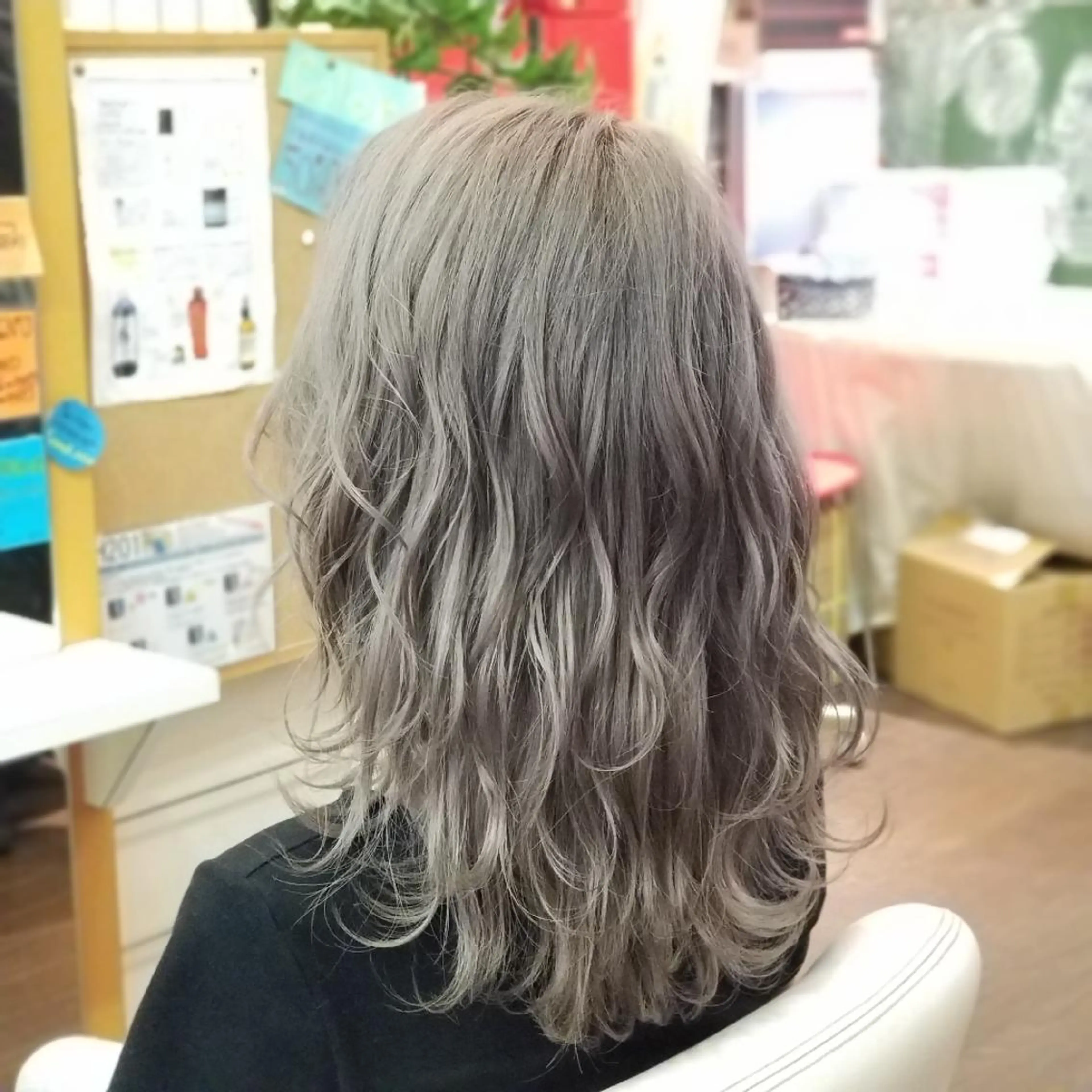 ミディアム レイヤーカット ヘアカラー 植田 /エクステ /ブリーチ/髪質改善のヘアスタイル