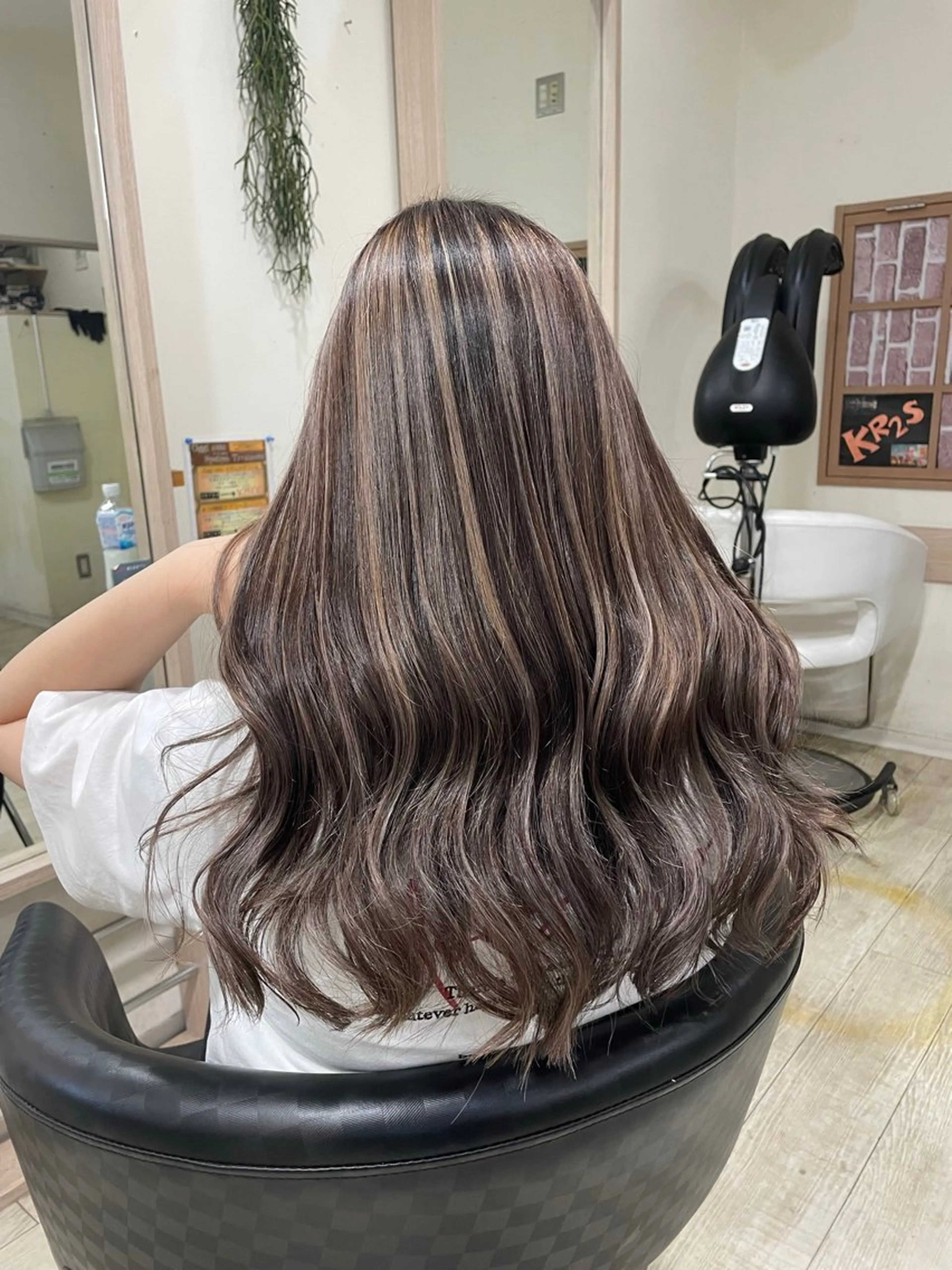 ロング カラー ハイライトカラー ハイライト ヘアカラー KR2S中百舌鳥店所属・山中 萌香のヘアスタイル