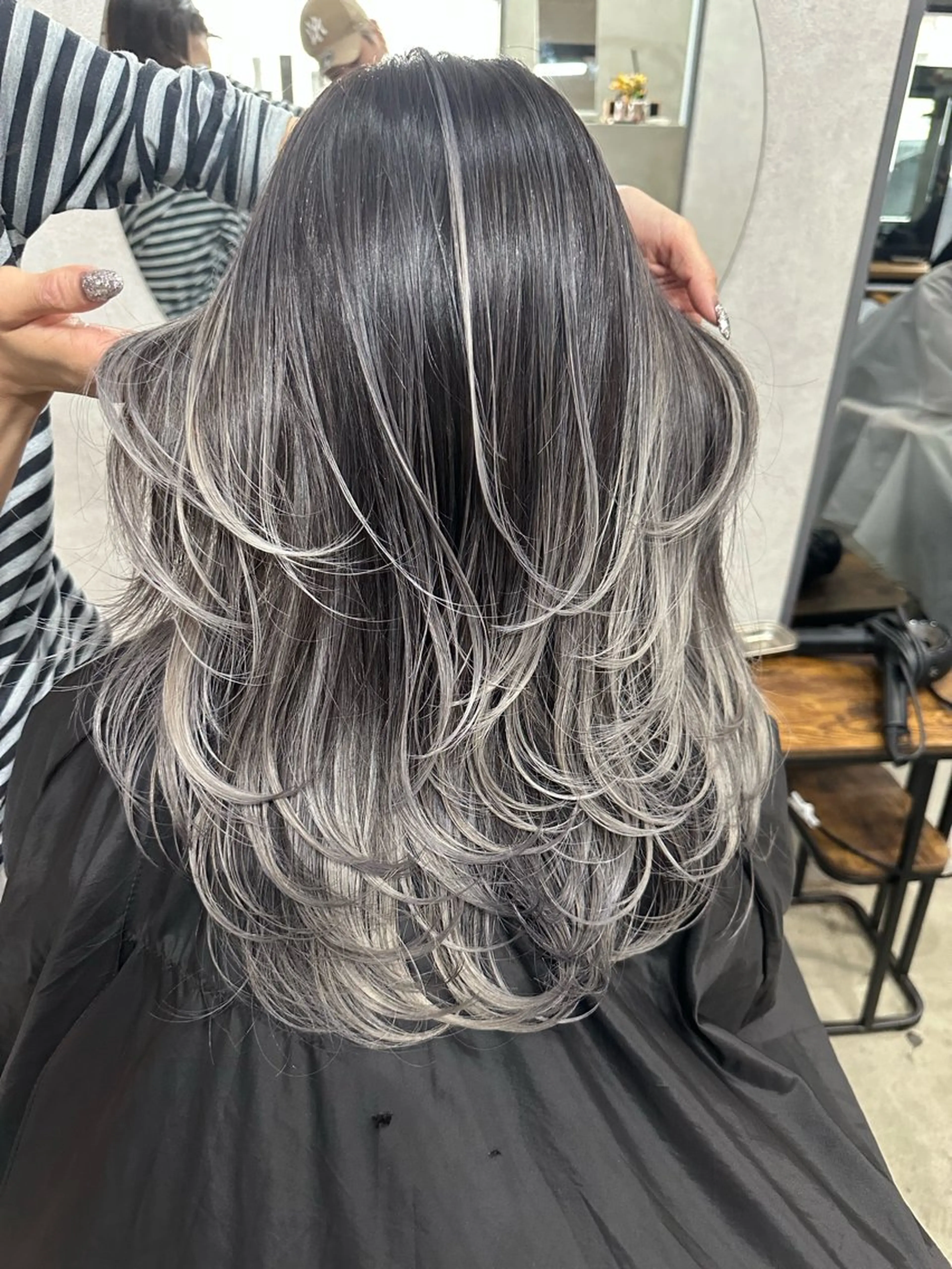 セミロング カラー バレイヤージュ レイヤーカット カット ヘアカラー トリートメント AiM エイム　韓国レイヤーのヘアスタイル