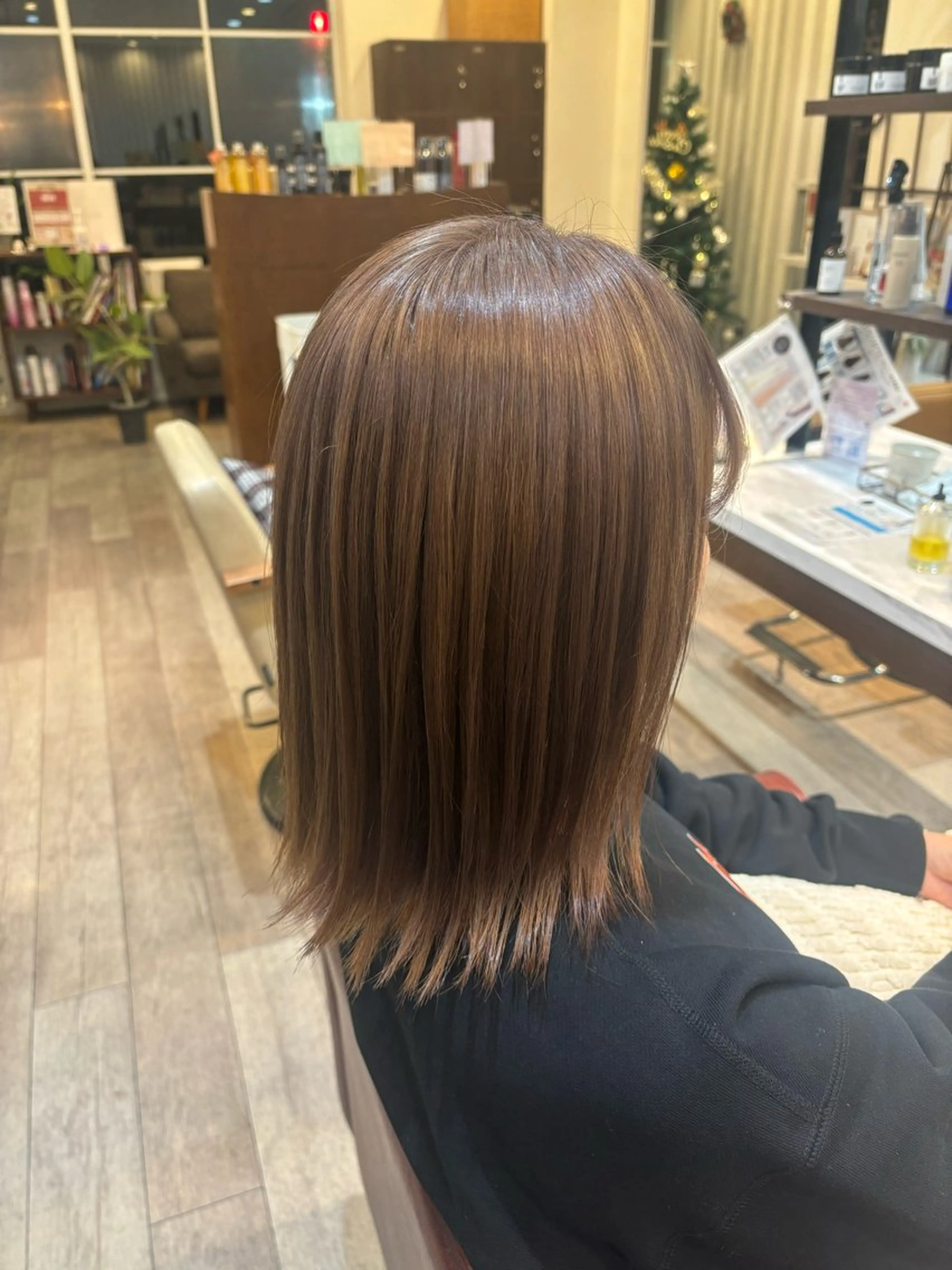 ミディアム カラー ベージュカラー ブリーチ ミルクティーベージュ 佐藤 優衣のヘアスタイル