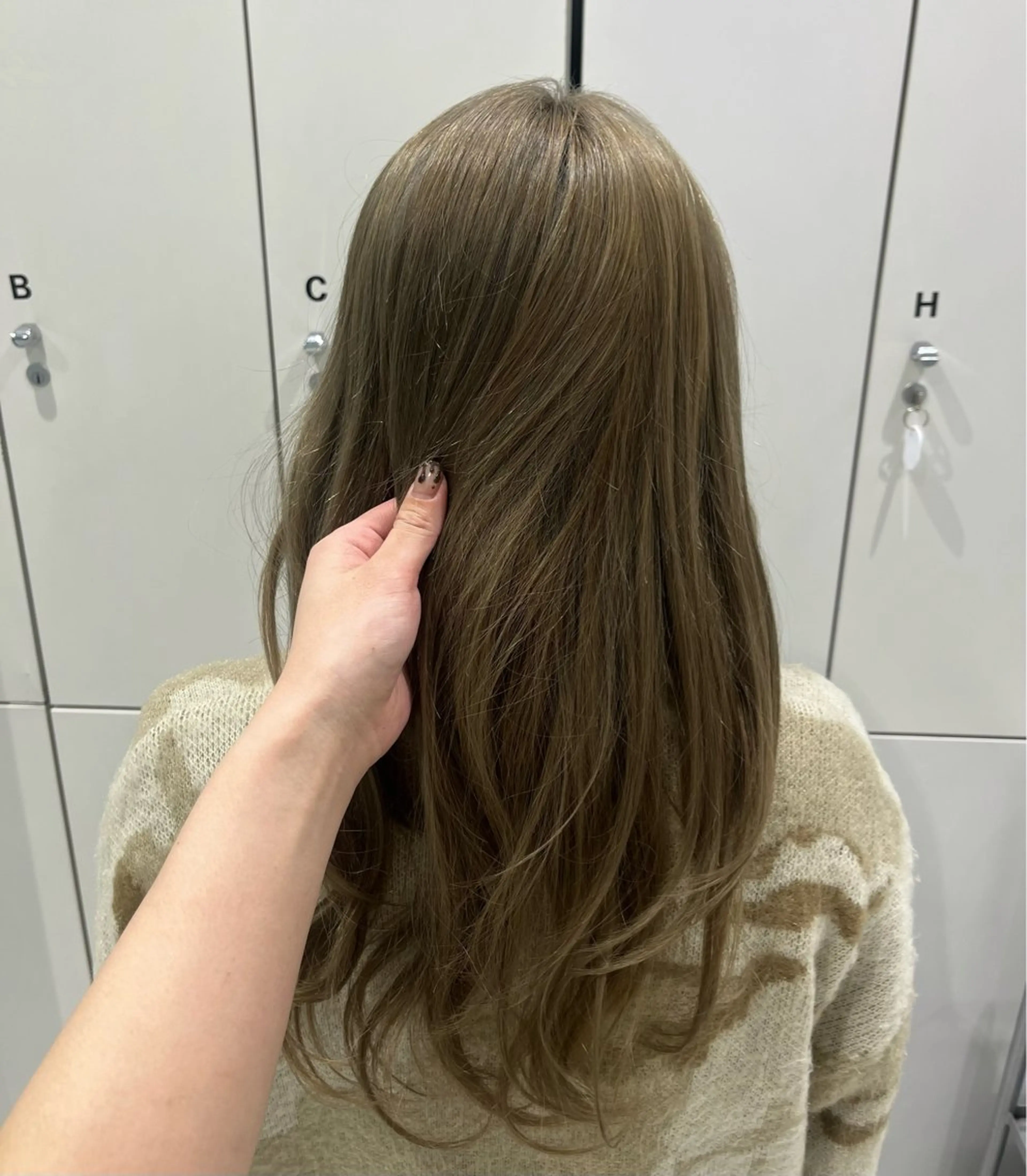 ロング カラー ベージュカラー 透明感カラー ハイトーンカラー オリーブベージュ 顔周りカット／透明感 カラー／Kurumeのヘアスタイル