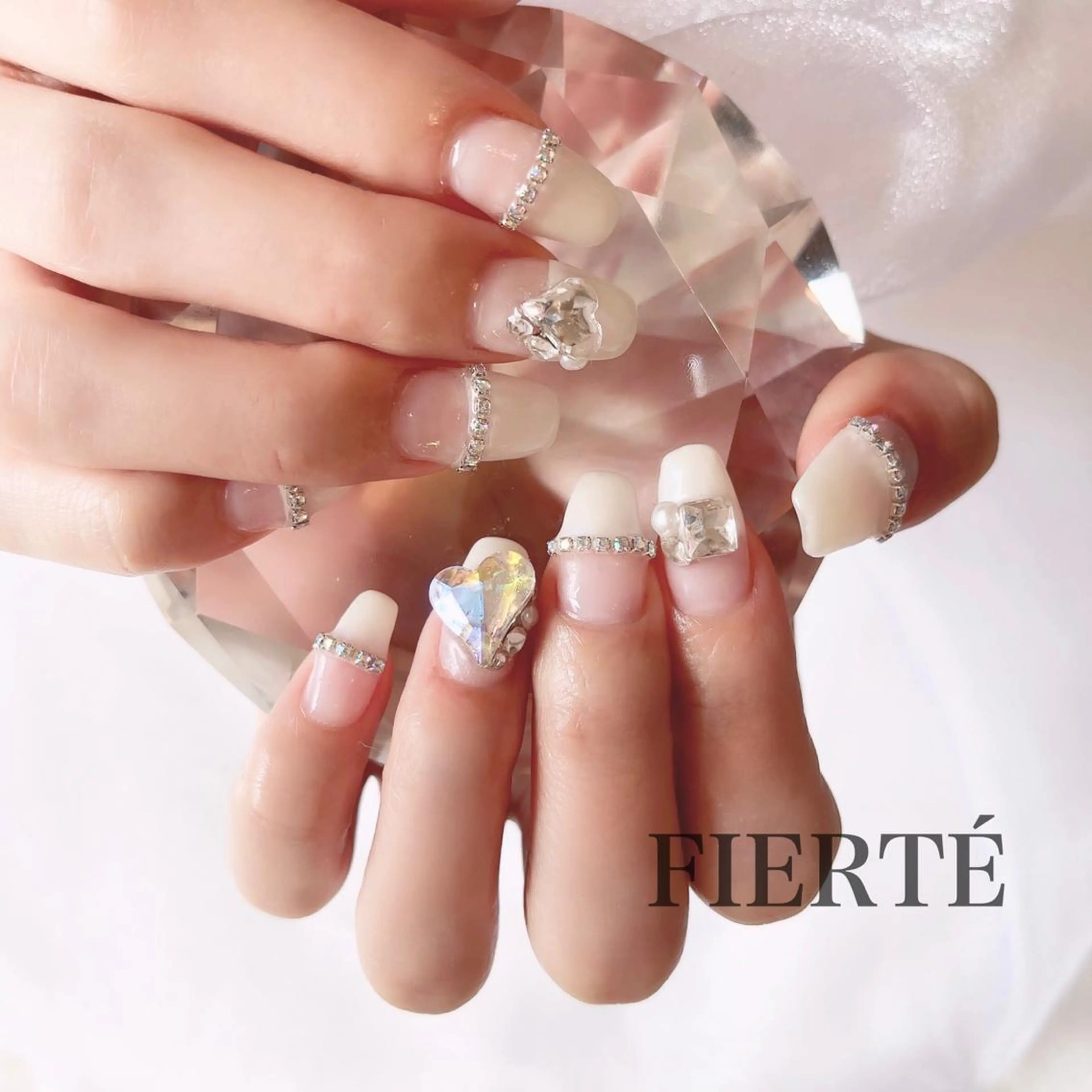 ネイル フレンチネイル キラキラネイル ハンドネイル FIERTÉ Miyuのネイルデザイン