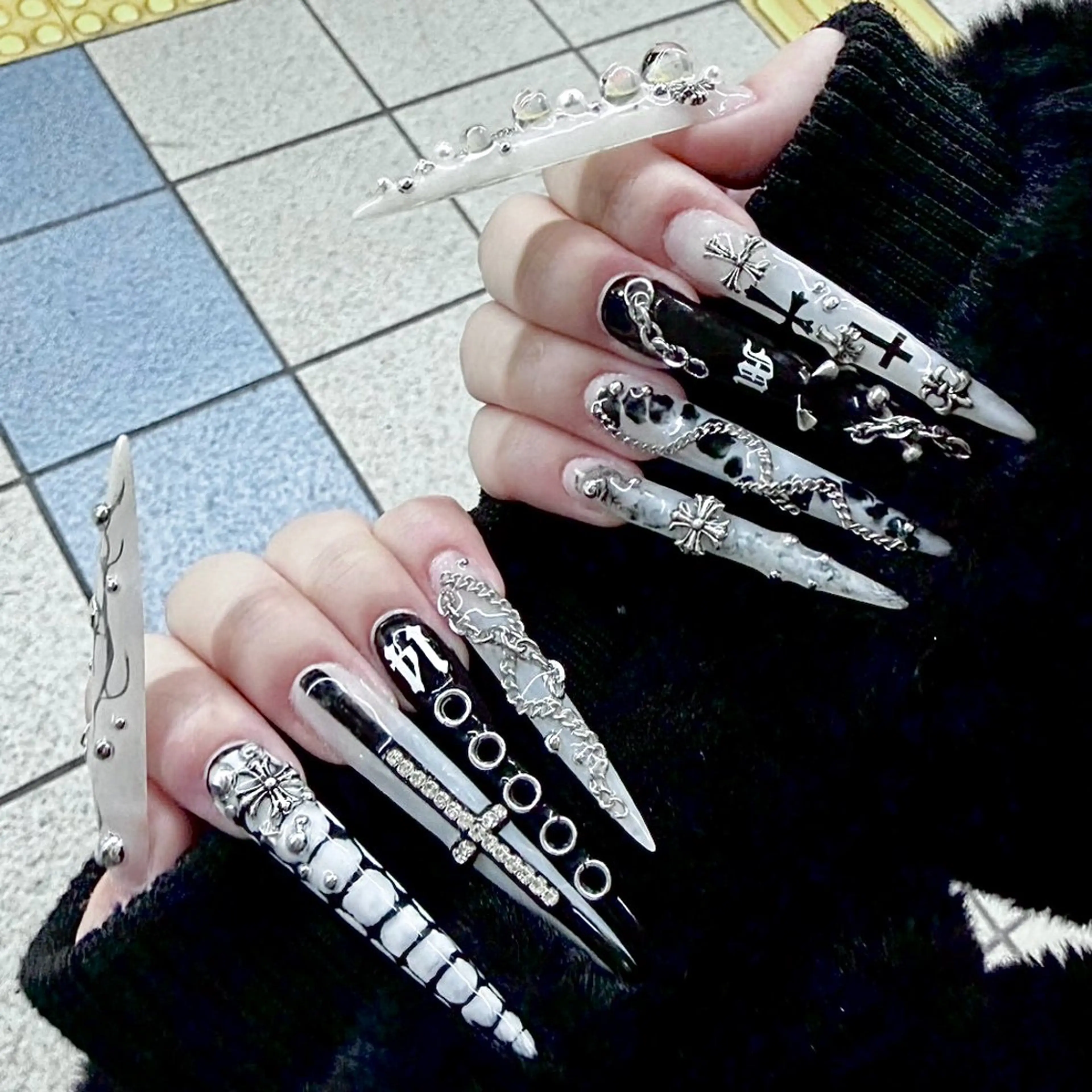 ネイル AIKO🐈⬛⭐︎ 大阪/y2k/個性派のネイルデザイン