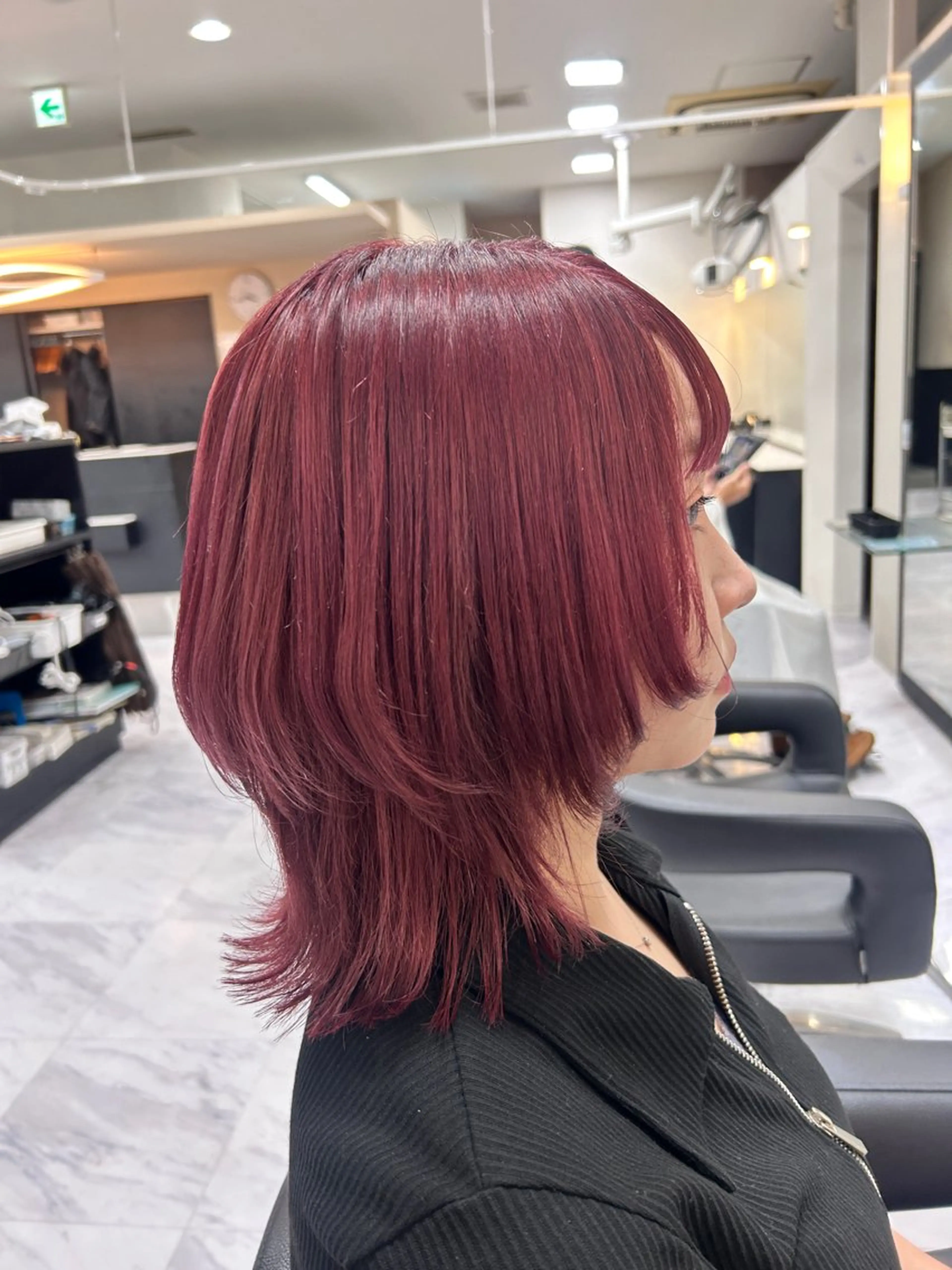 ミディアム カラー ピンクカラー レッドカラー 顔周りカット レイヤーカット ウルフカット カット ヘアカラー 🍊小川実里🍊 /カラーレイヤーのヘアスタイル