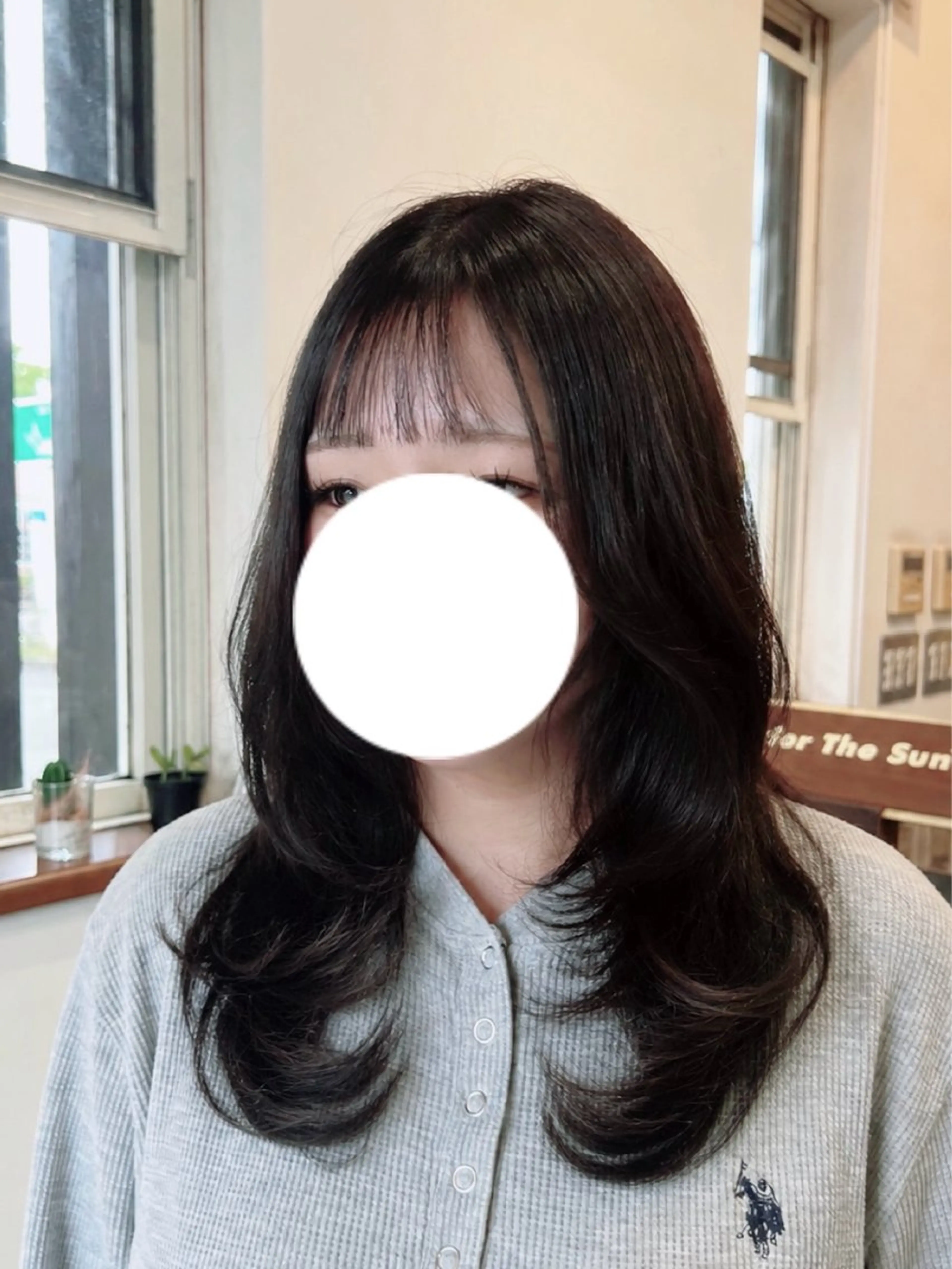 ミディアム レイヤーカット 小顔カット ヘアカラー 白阪 真子のヘアスタイル