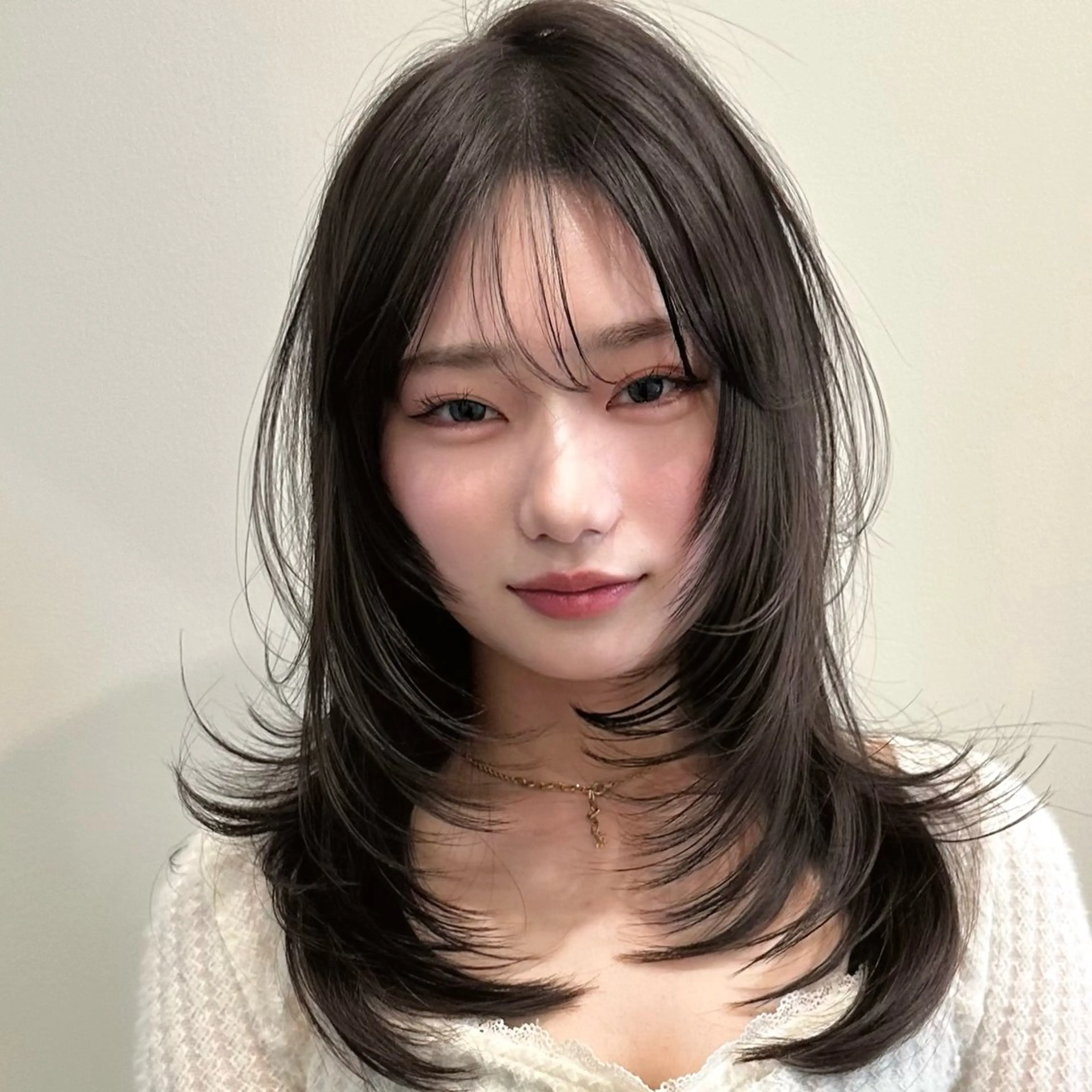 ミディアム カット ヘアカラー トリートメント 🌹ハッシュカット、 レイヤー韓国ヘア🌹のヘアスタイル