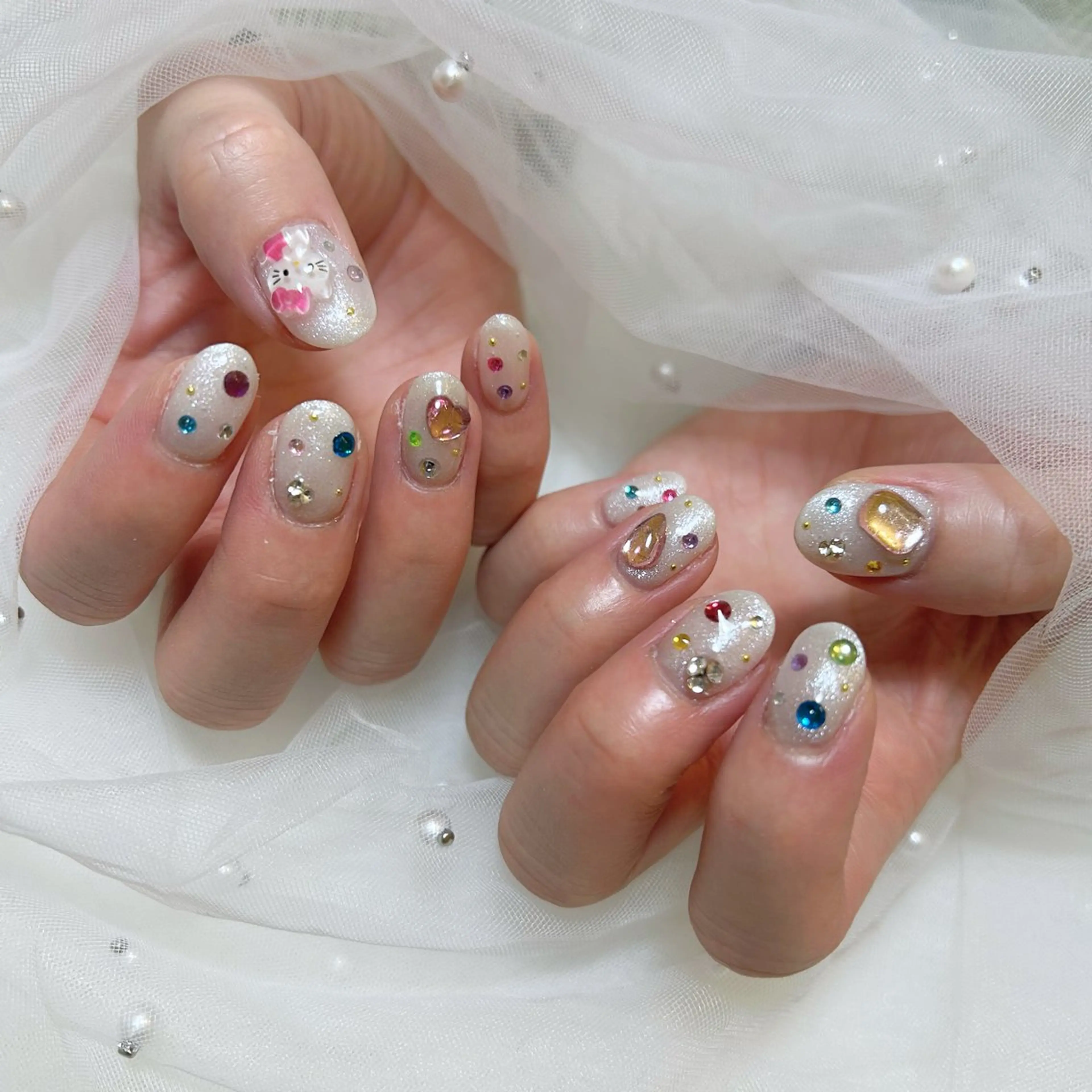 ネイル ストーンネイル ホワイト EmaNail Risaのネイルデザイン