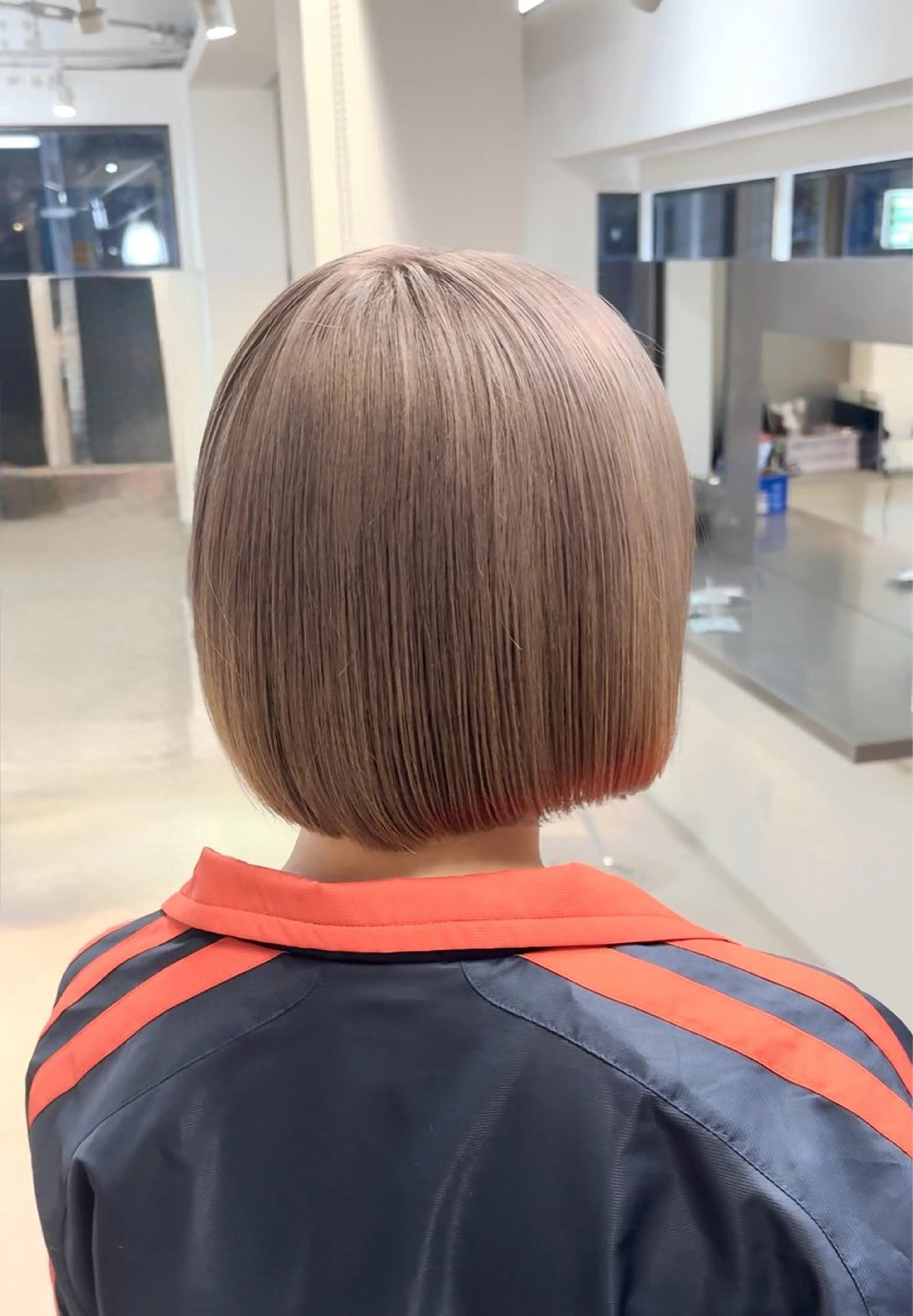 ショート カラー まろやかなベージュ 小池春樹のヘアスタイル