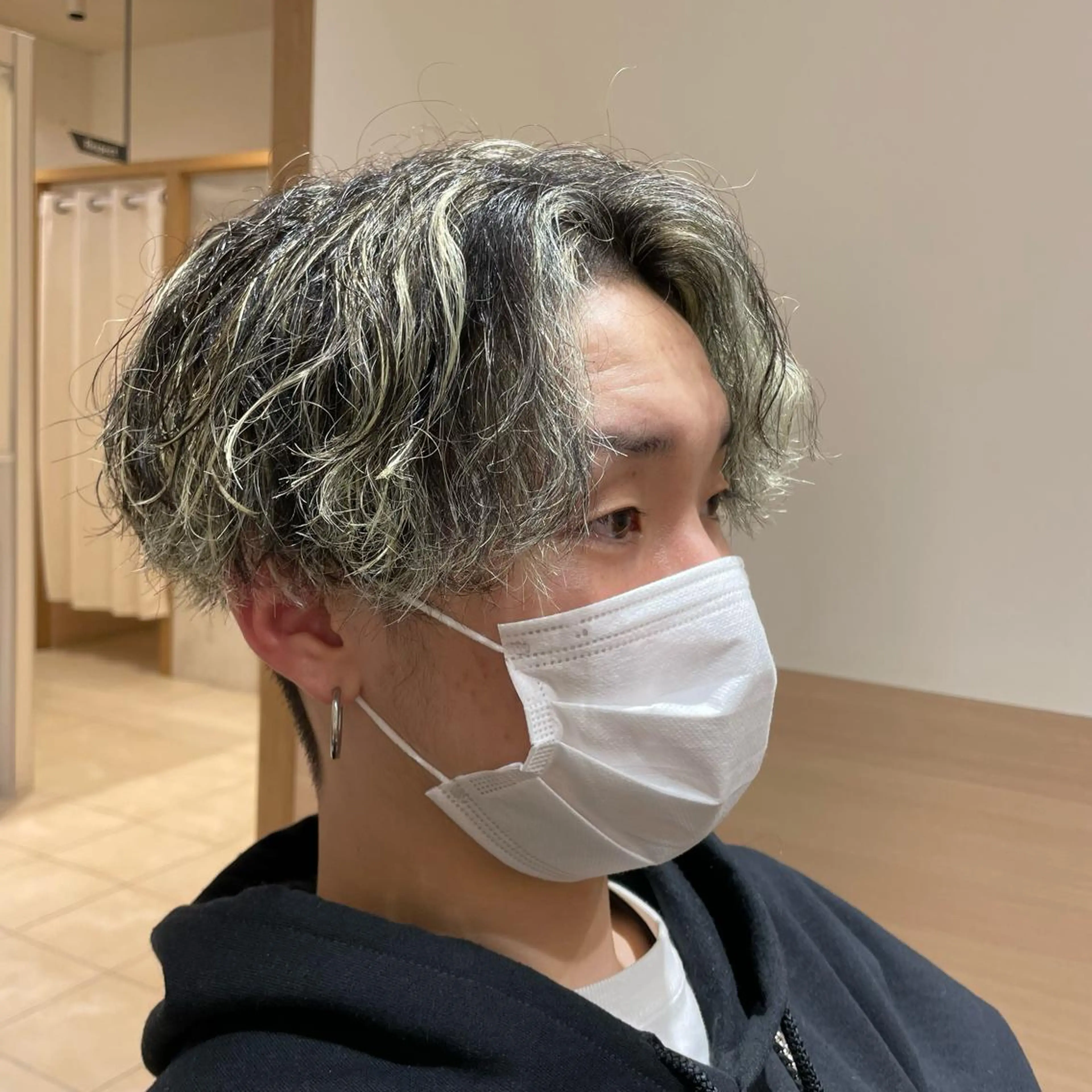 カラー メンズ メンズブリーチ メンズハイライト ブリーチ ハイライトカラー ともや 髪質改善縮毛矯正のヘアスタイル