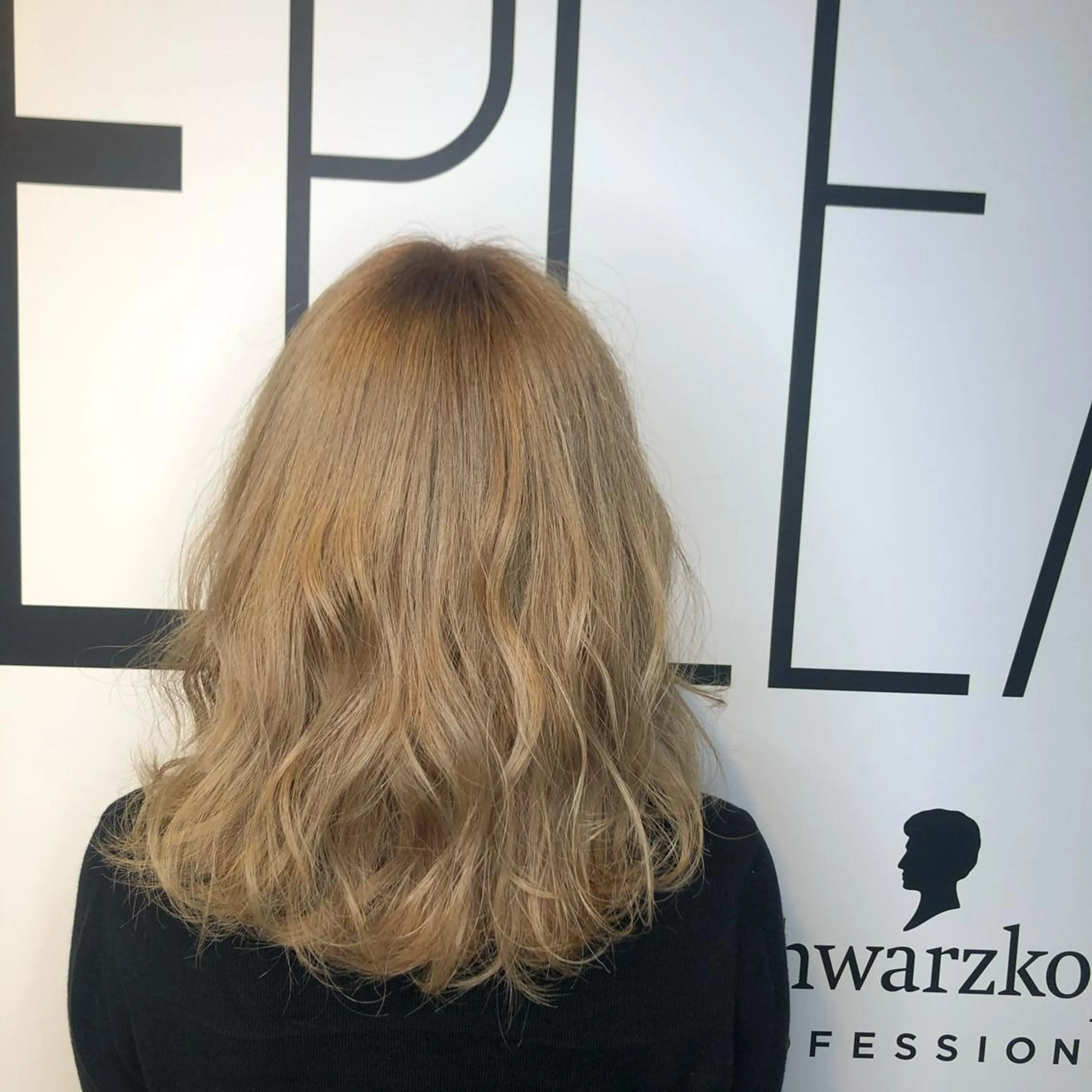 ミディアム カラー ブリーチ ブロンド ヘアカラー トリートメント 宮下 愛璃紗のヘアスタイル