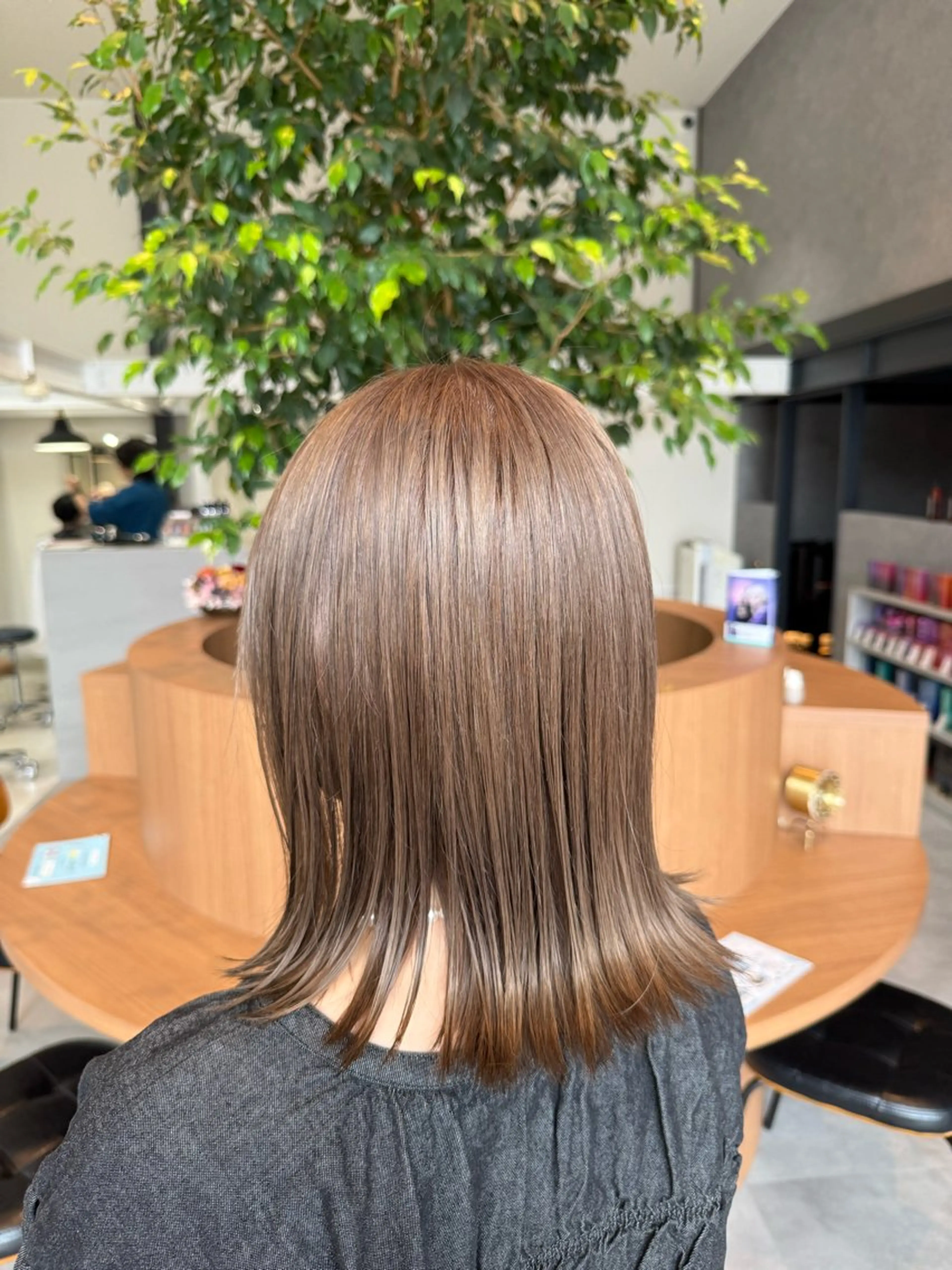 ミディアム カラー ベージュカラー ミルクティーベージュ カット ヘアカラー ayaka |トレンドヘアのヘアスタイル