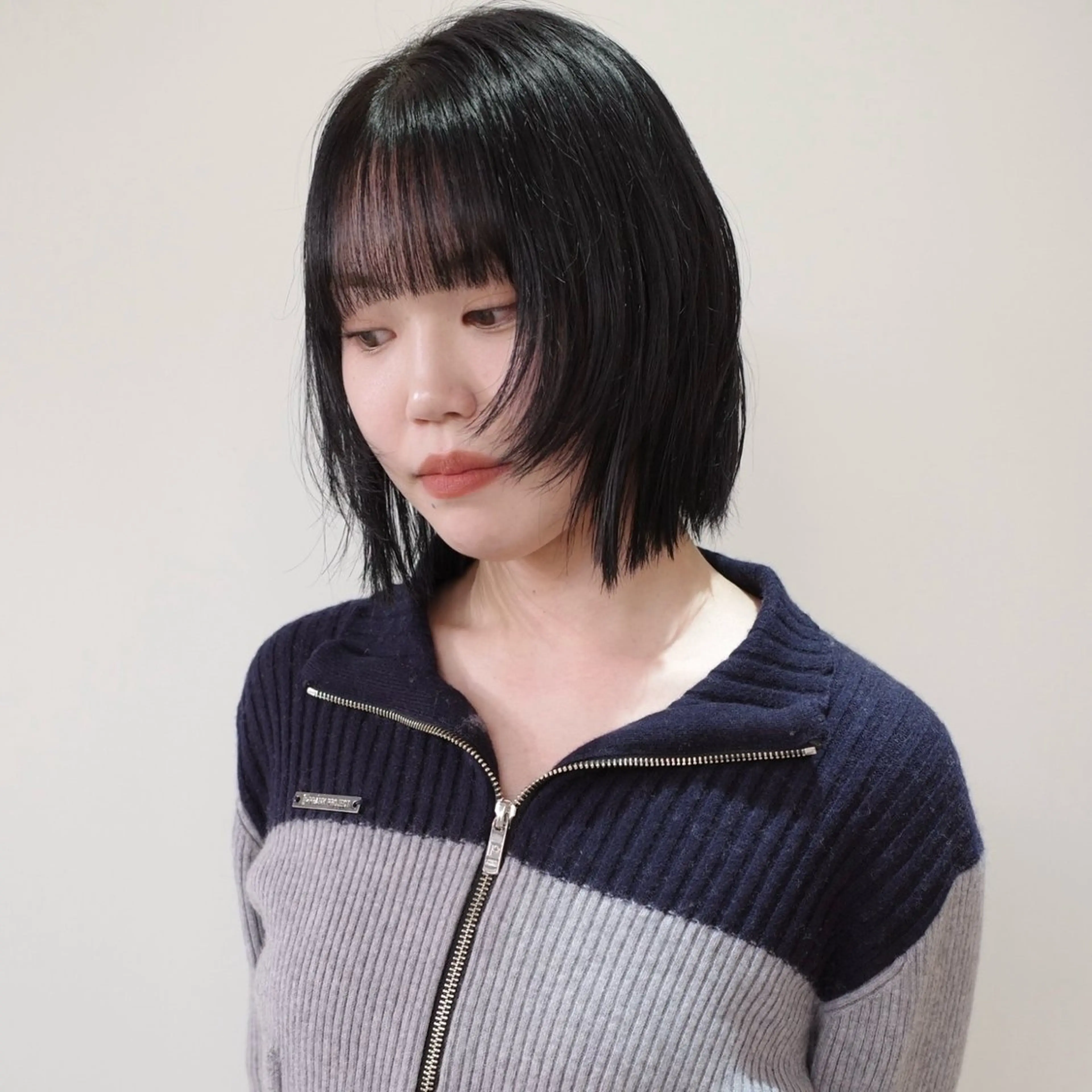 ショート カラー ボブレイヤー 黒髪 ブリーチ 透明感カラー ボブ カット ヘアカラー トリートメント nonoka オリーブ/レイヤーのヘアスタイル