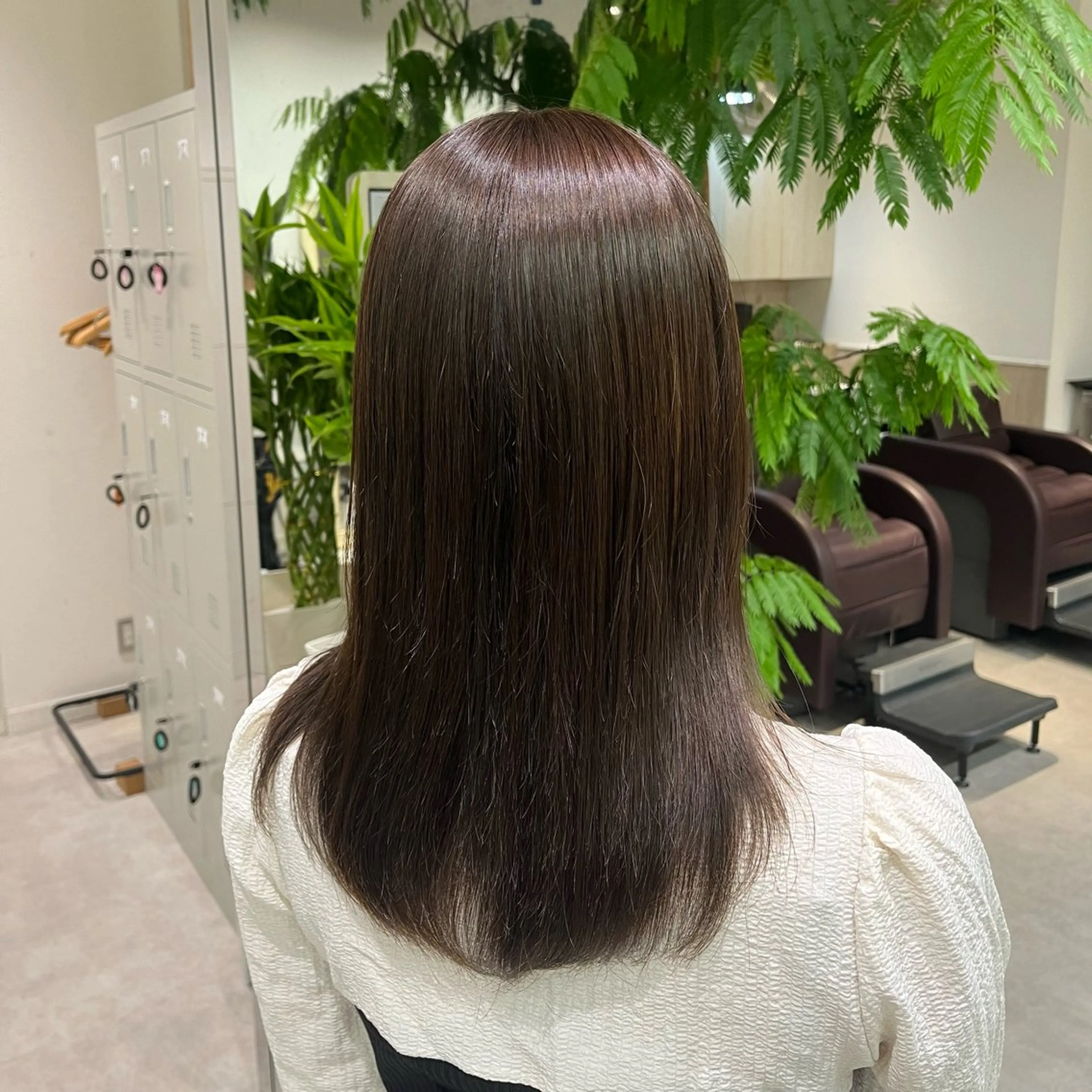 ミディアム カット ヘアカラー omocha umiのヘアスタイル