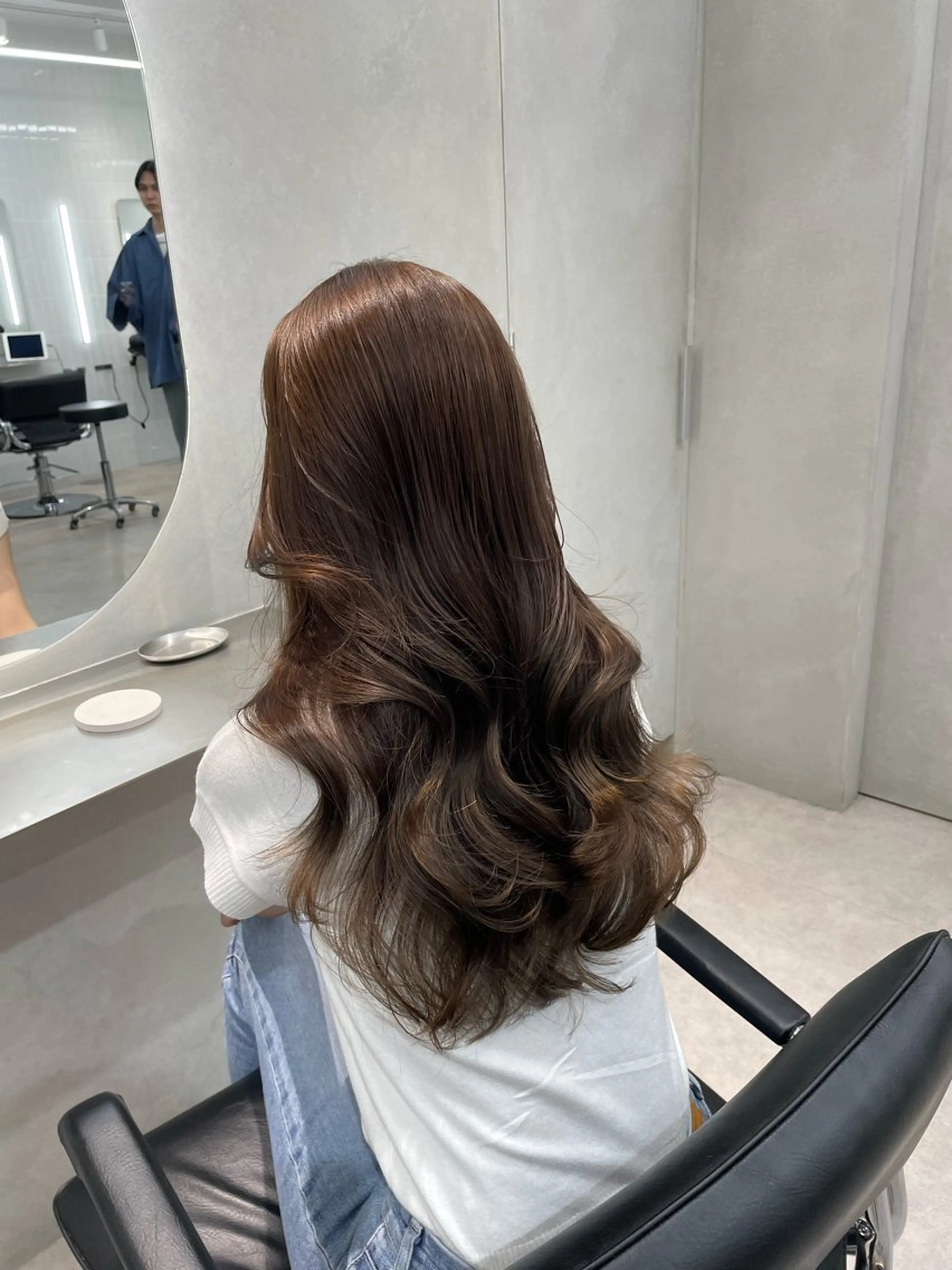 ロング ヘアカラー ミルクティーベージュ オリーブグレージュのヘアスタイル