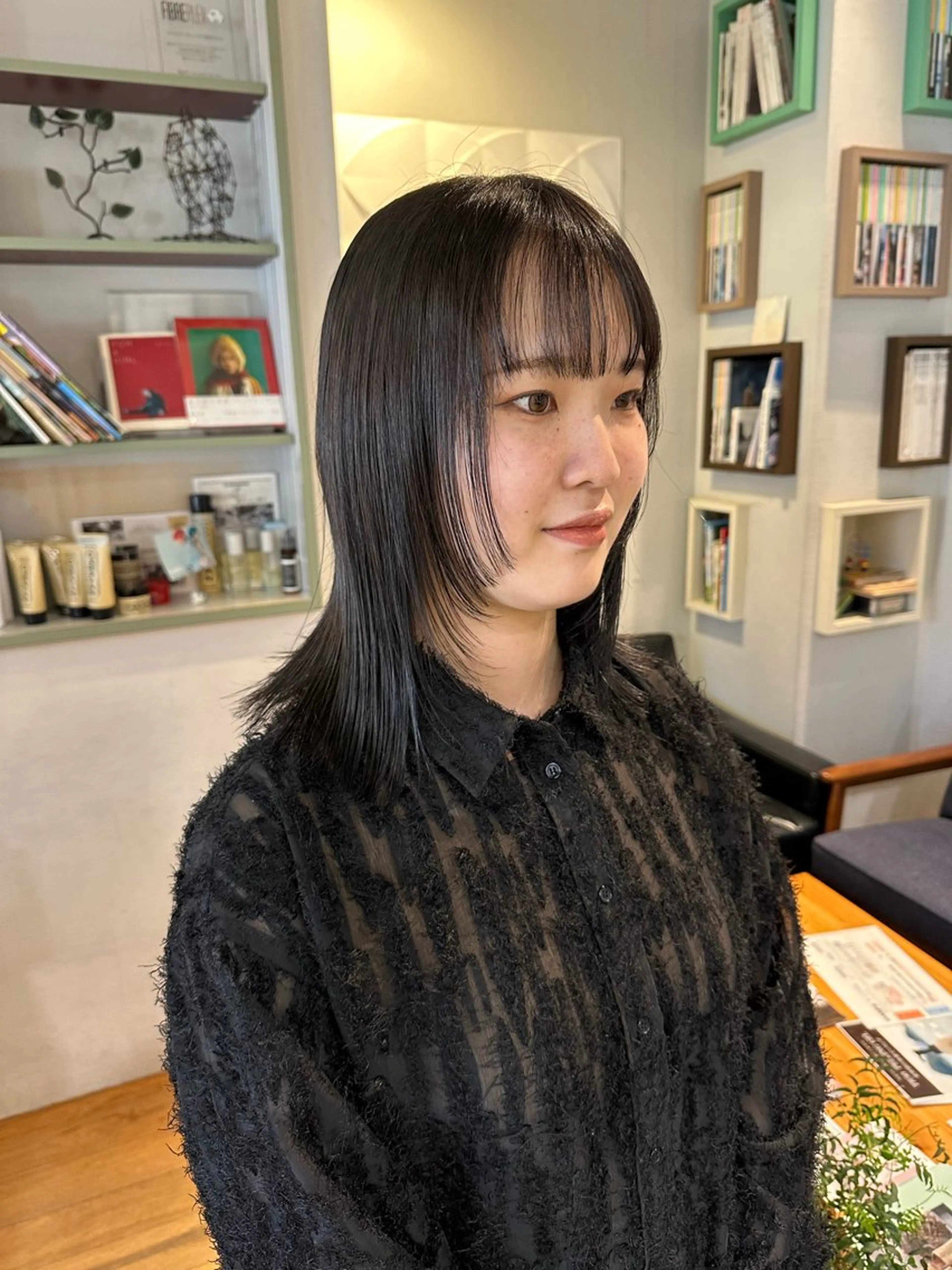 ミディアム カット 縮毛矯正 塩澤 榛奈のヘアスタイル