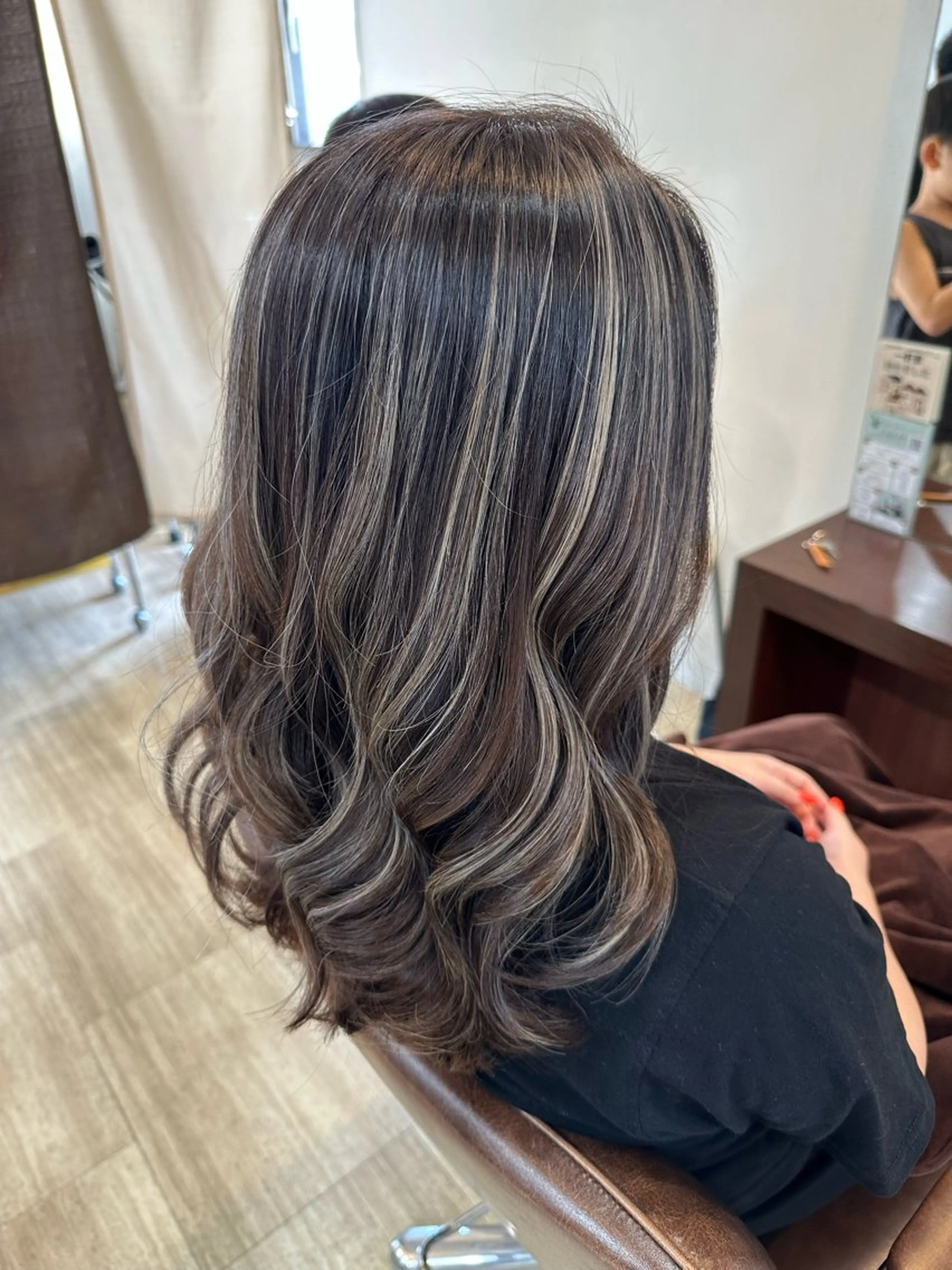 ミディアム カラー 岡嶋 菜々子のヘアスタイル