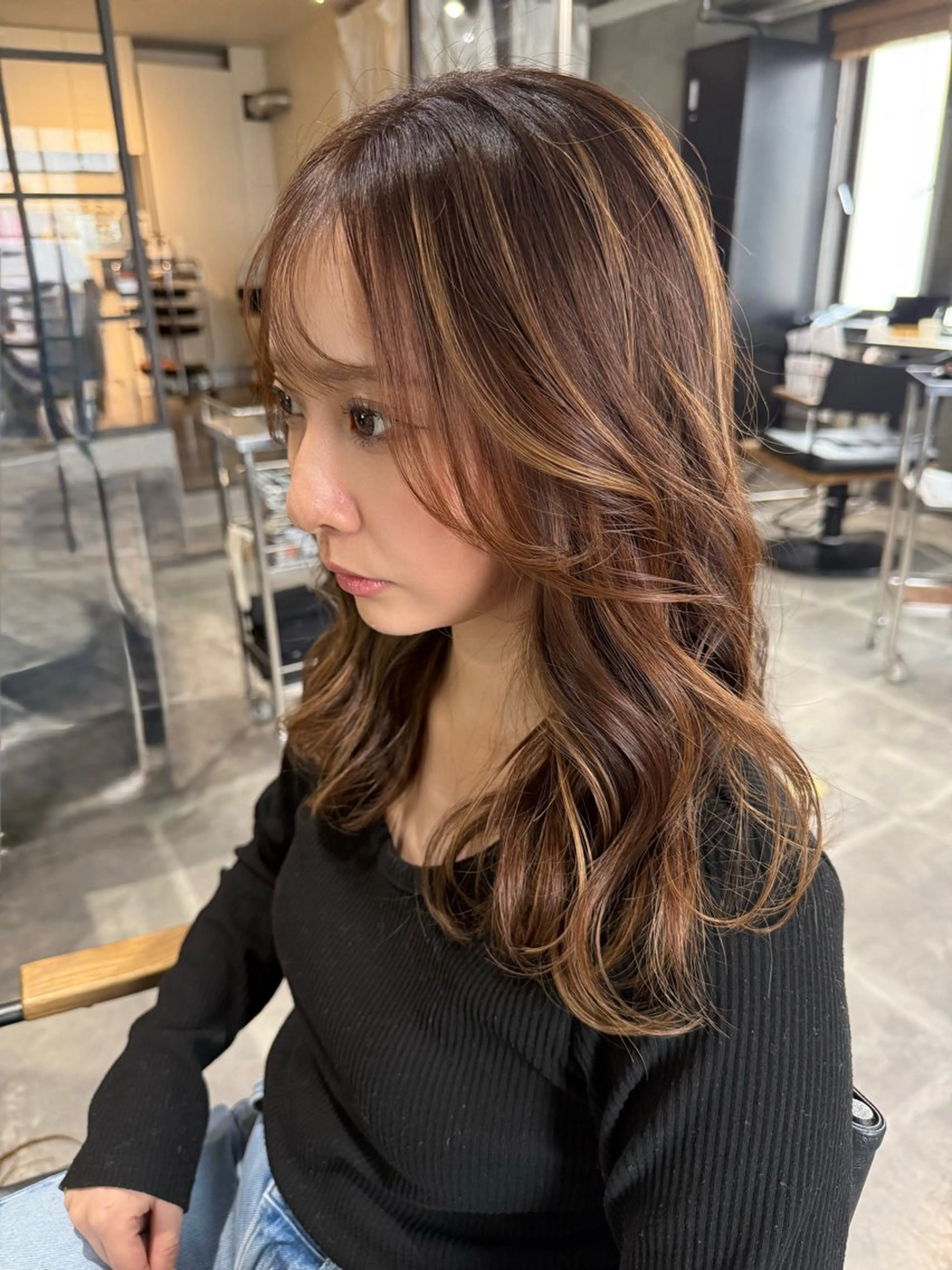 ロング ハイライト ヘアカラー 佐伯 桃のヘアスタイル