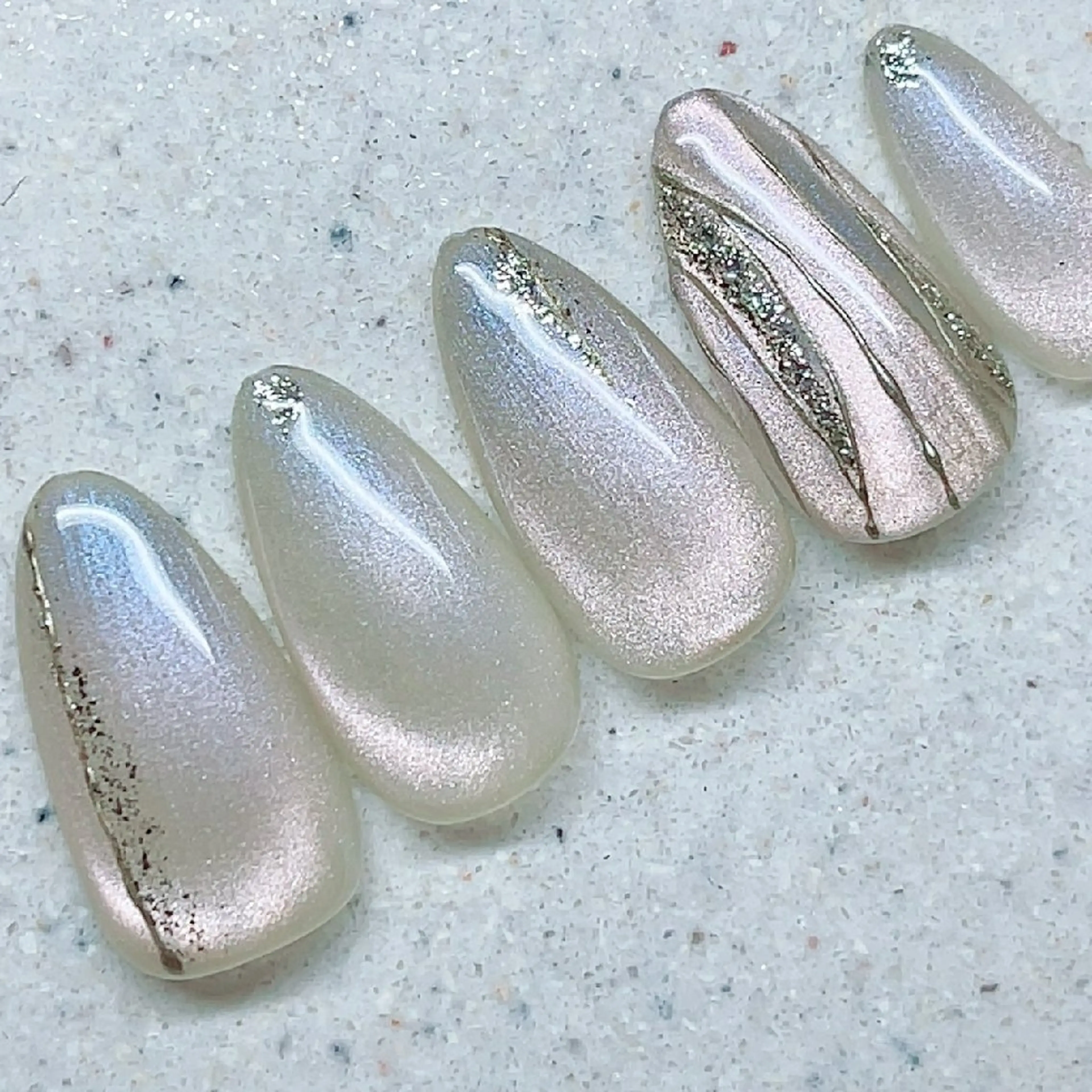 大人っぽマグネットネイルの写真