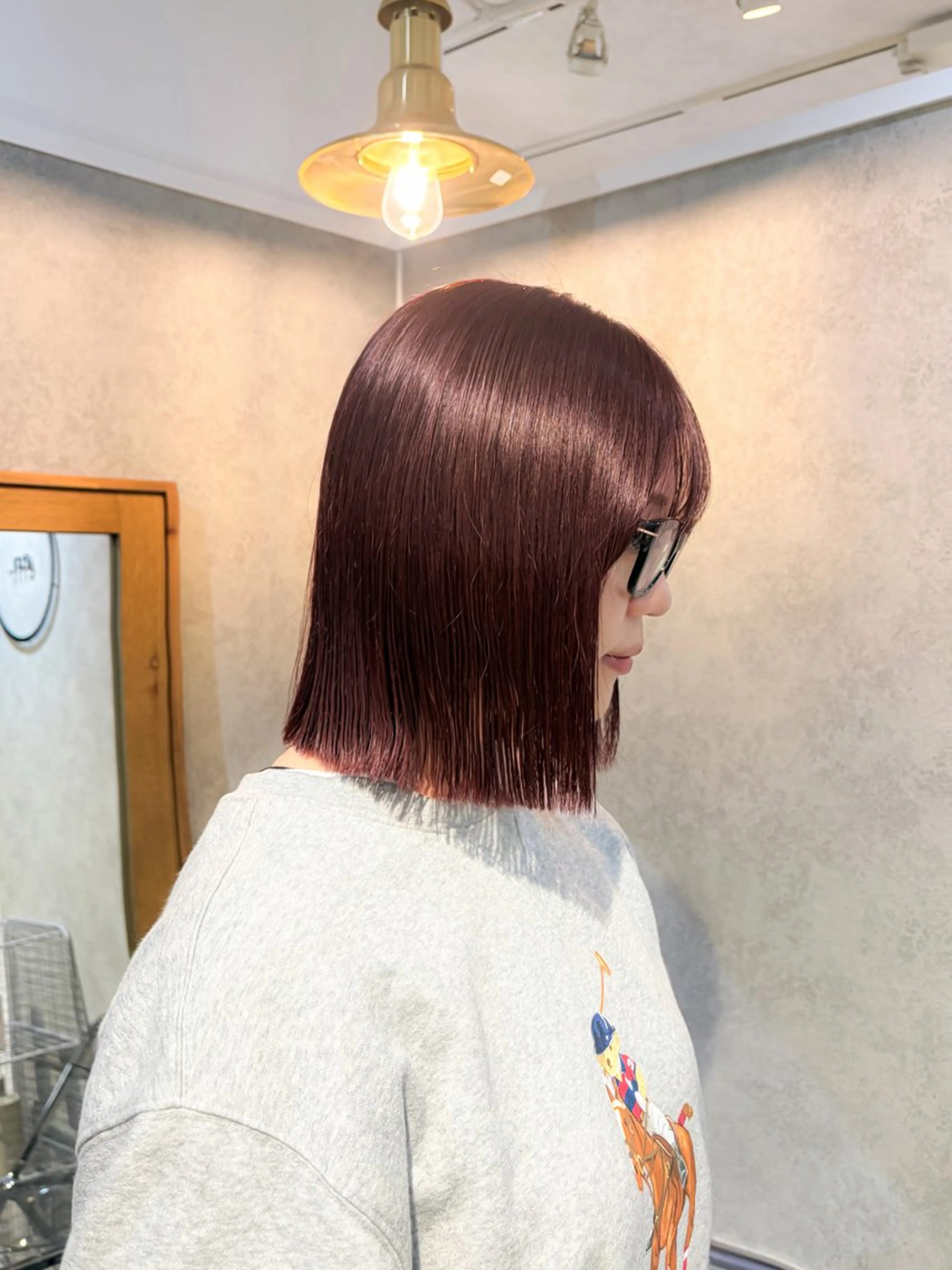 ミディアム カラー 切りっぱなしボブ ブリーチ ボルドーカラー ブラウンカラー ブリーチなしカラー カット ヘアカラー トリートメント 暖色カラー/パラッと Bob/モエのヘアスタイル