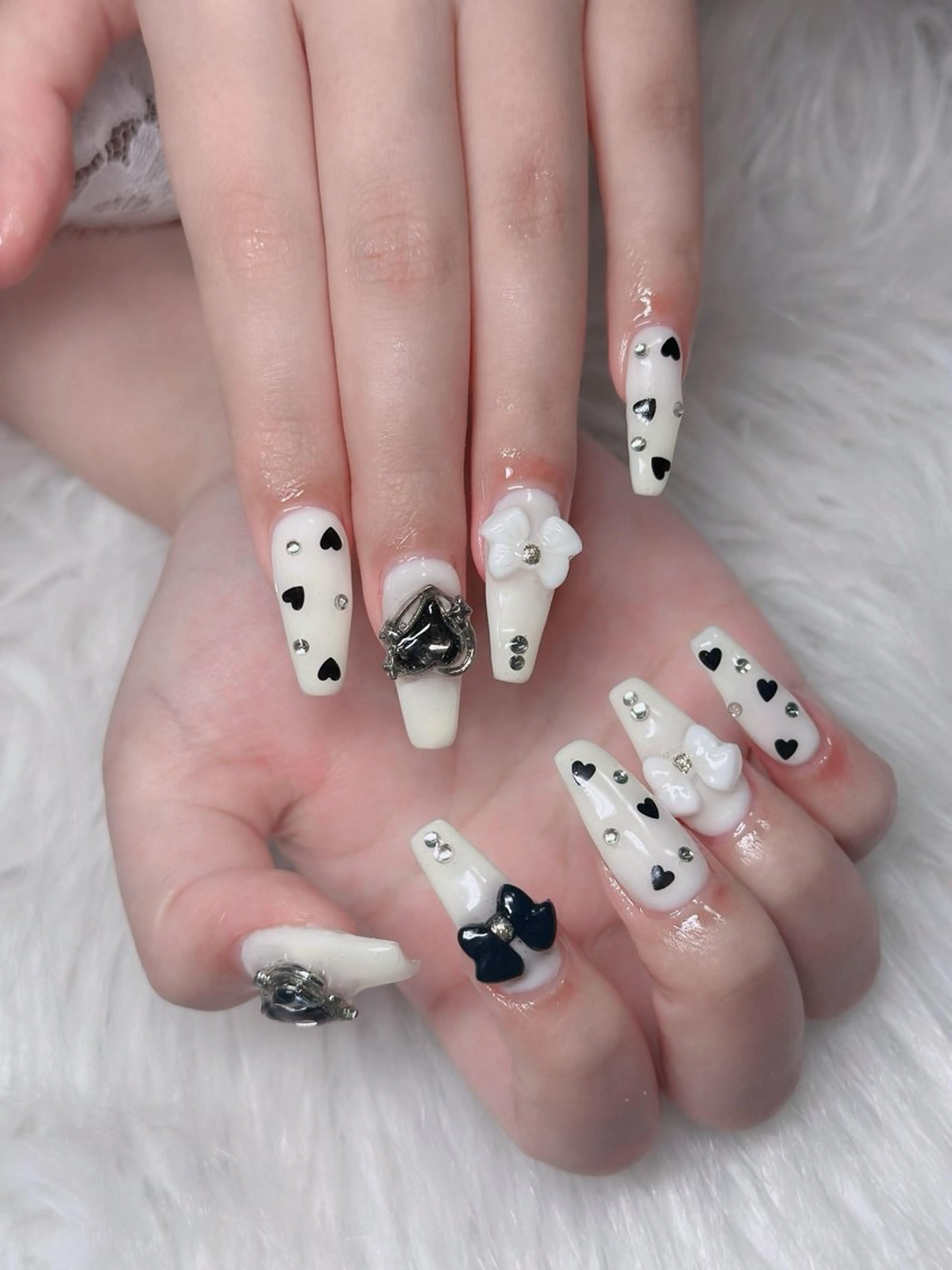 ネイル フレンチネイル ジェルネイル ガラスフレンチ ハロウィン ハート H.baby Nail Salonのネイルデザイン