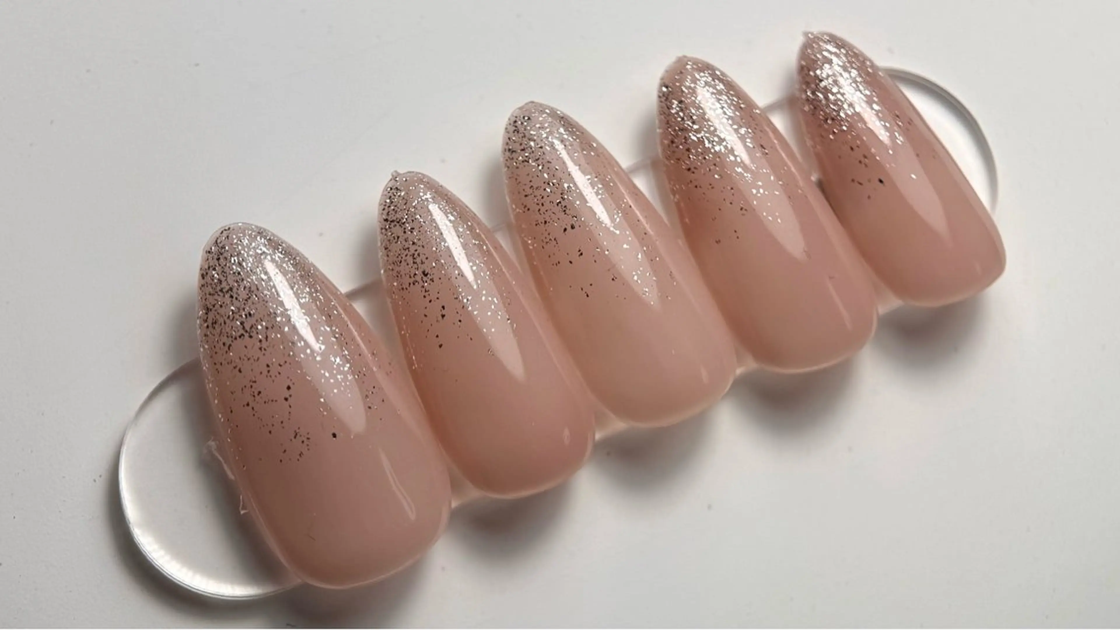 ネイル グラデーション ラメ(グリッター) ラメグラデーション ナオネイルサロン所属・オトヤ ナオミのネイルデザイン